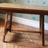 Extendable table Scandinavian design.