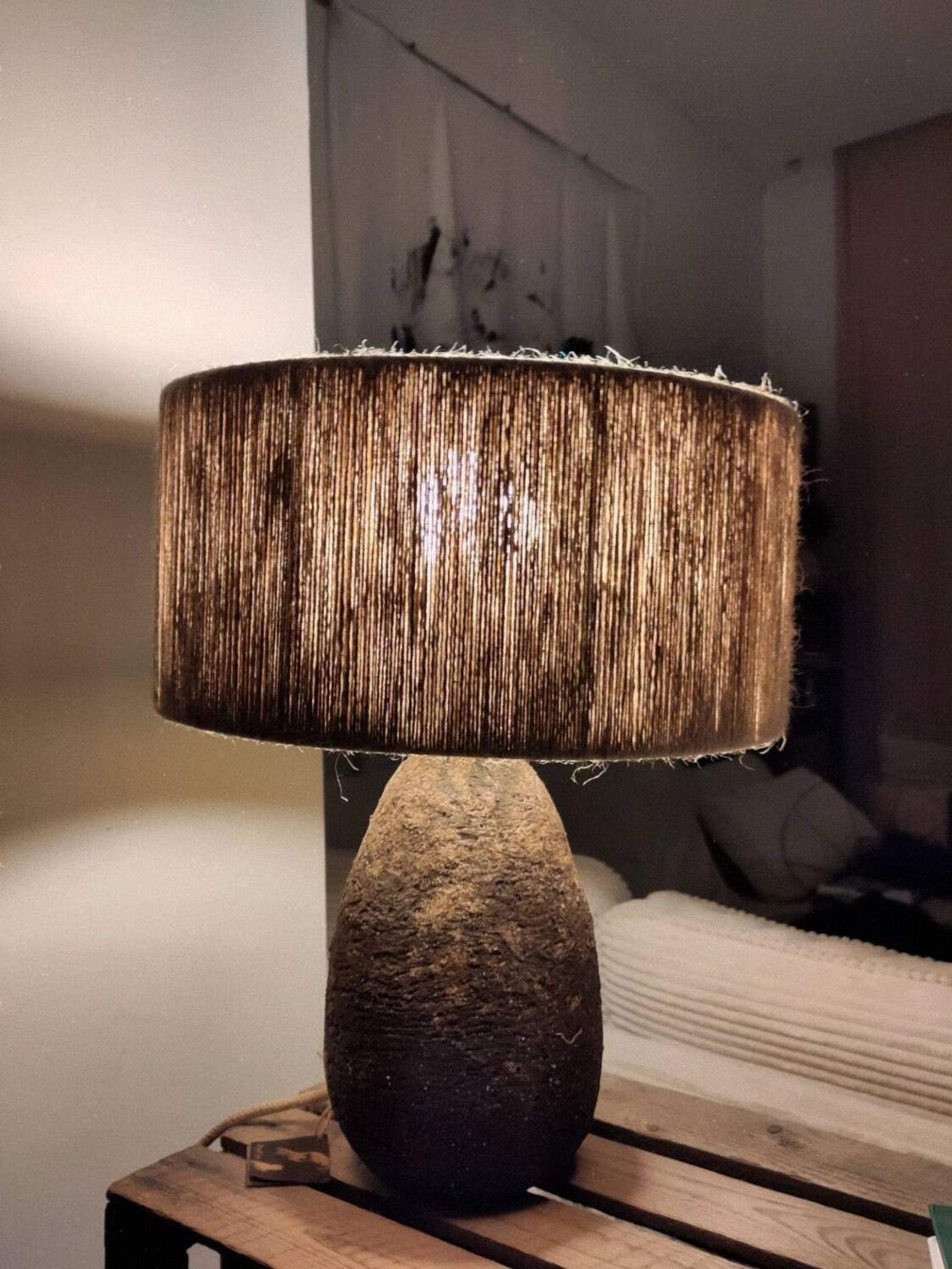 Lampe à poser en grès et jute naturelle