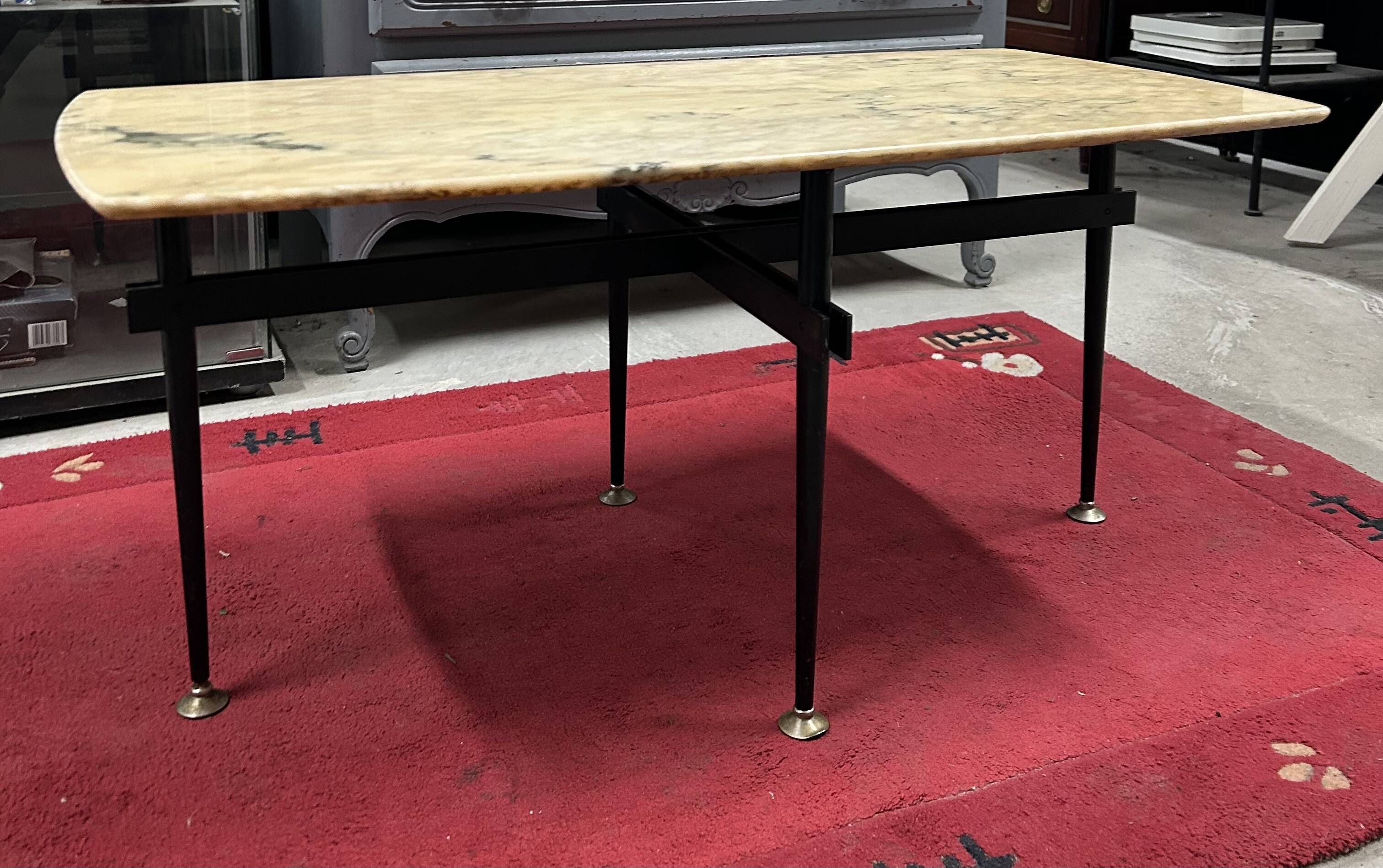 Table avec plateau en marbre