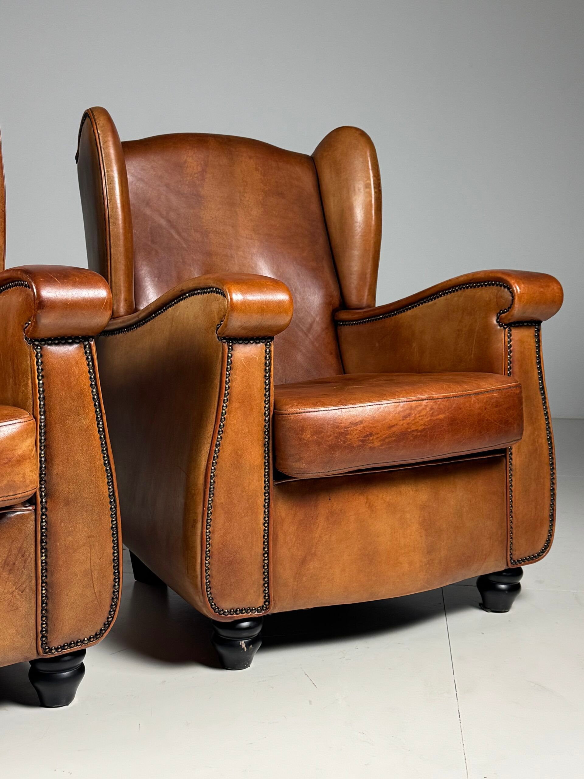 Set of 2 sheepskin club armchairs