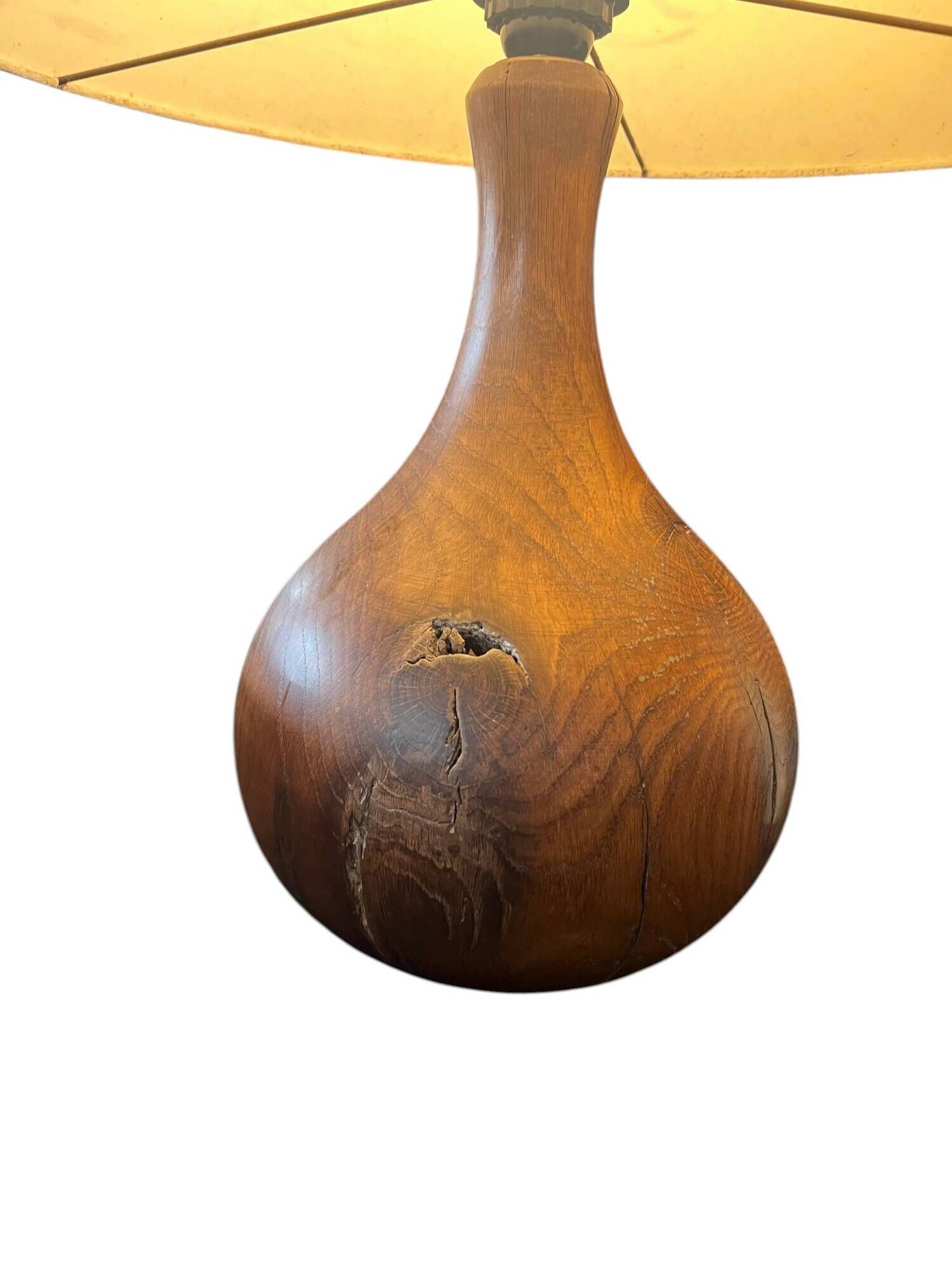 Important wooden floor lamp with a lampshade decorated with flowers from around 1970.