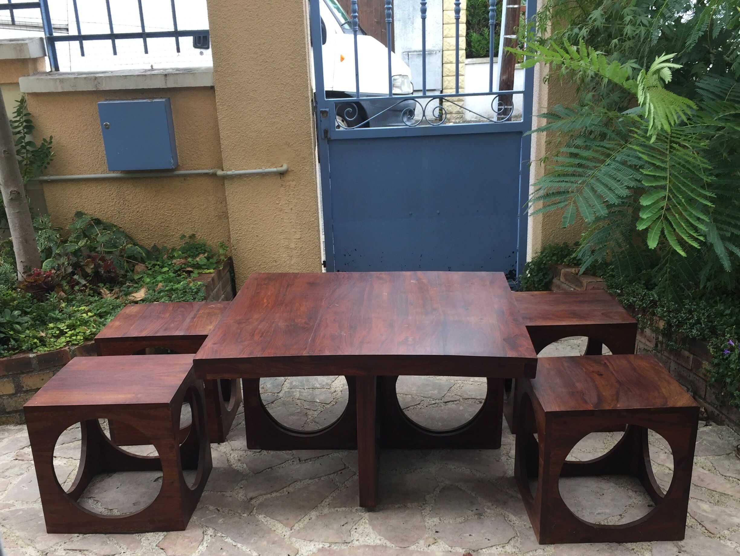 Coffee table in teak with its 4 stools