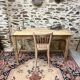 Jolie table ou bureau en bois décapé