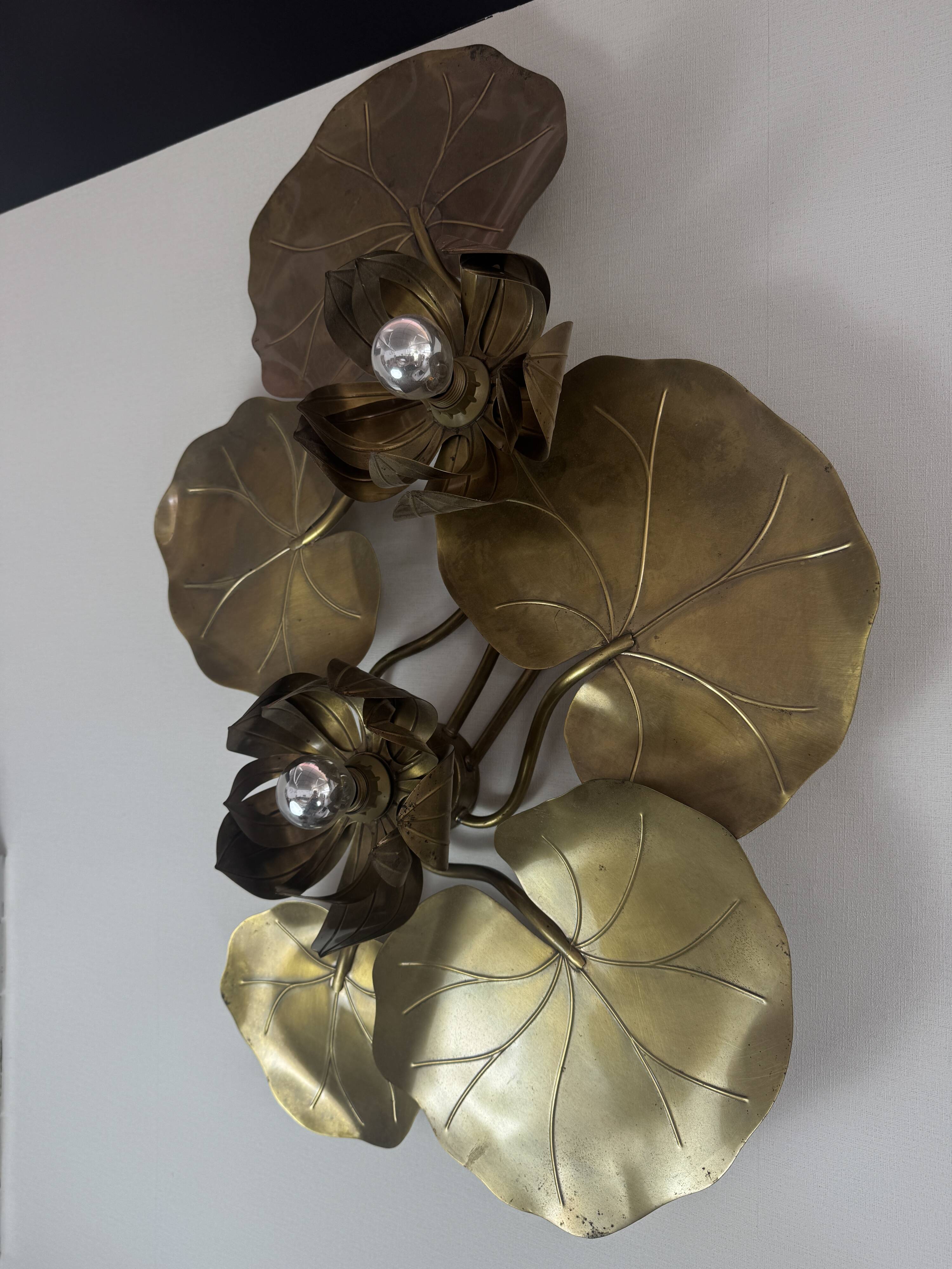 Large lily pad ceiling light in gilded brass Hollywood Regency — 7 lights — 1970
