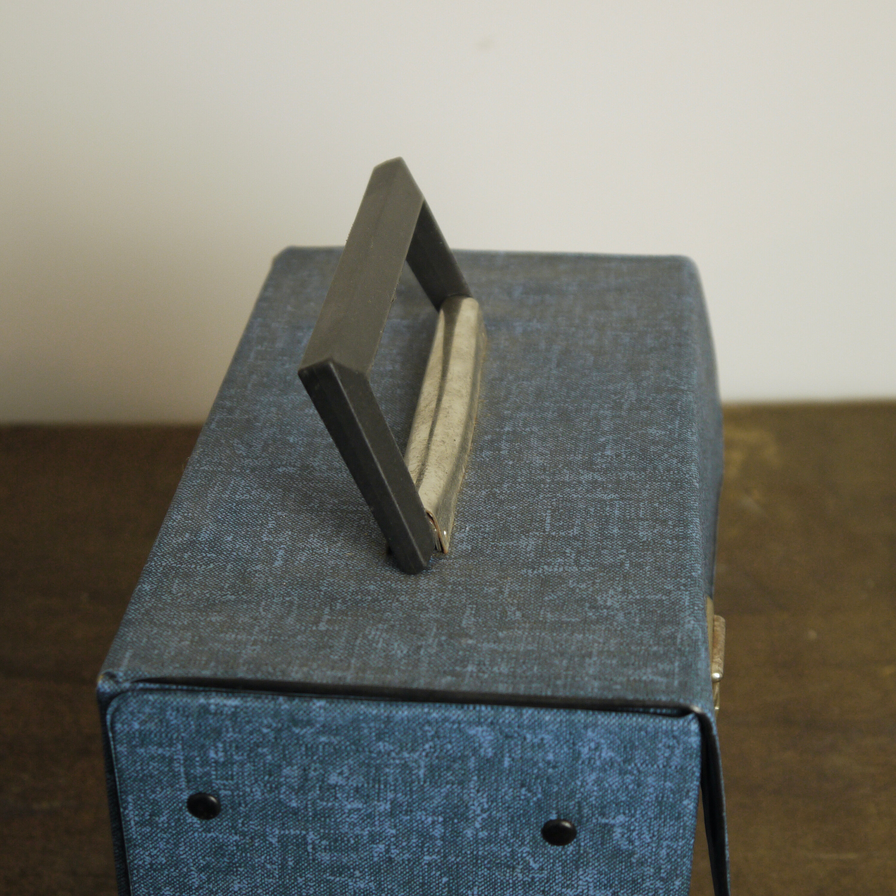 Storage suitcase box 45 turns