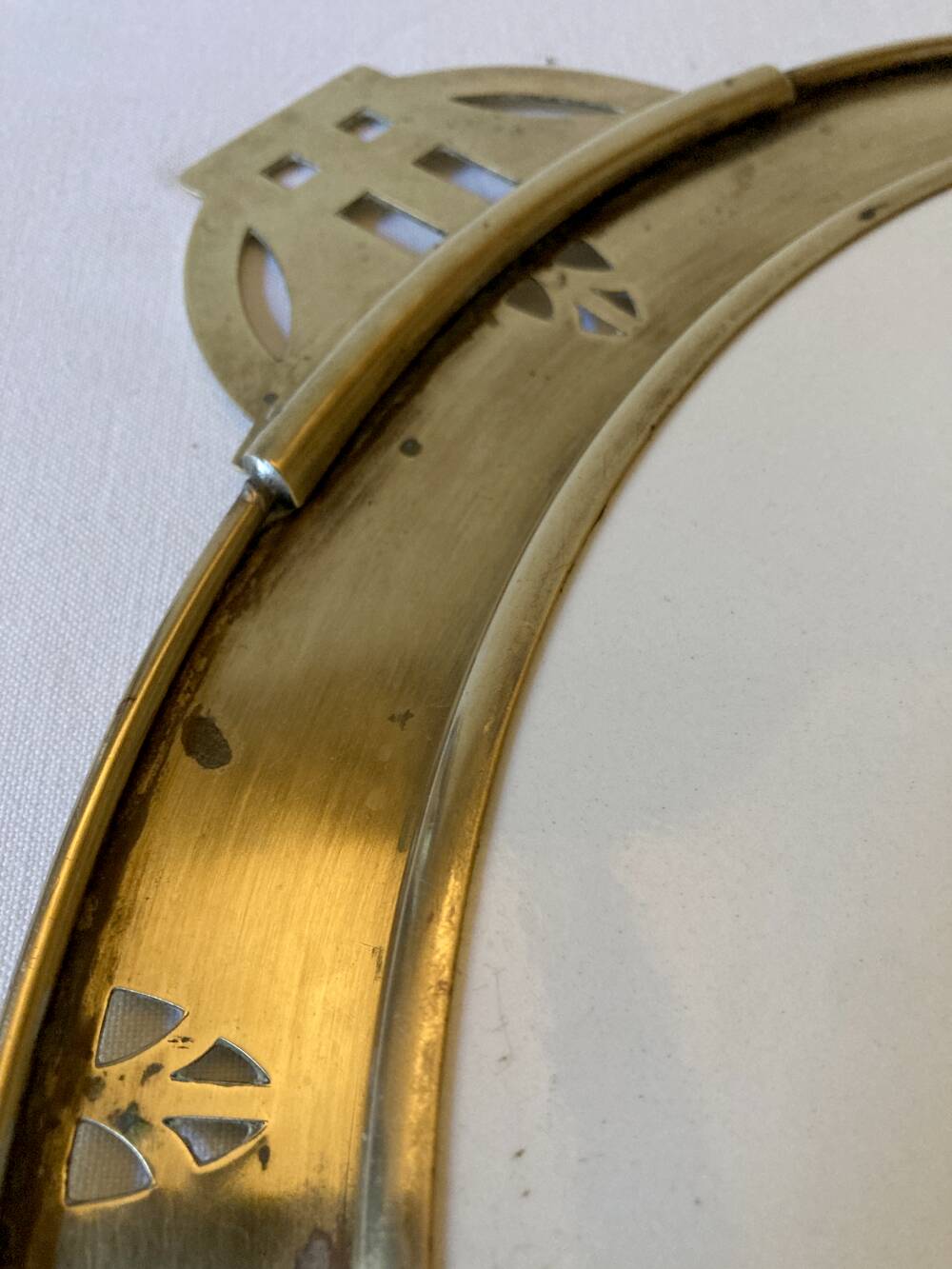 Art Nouveau plate in earthenware with a brass frame