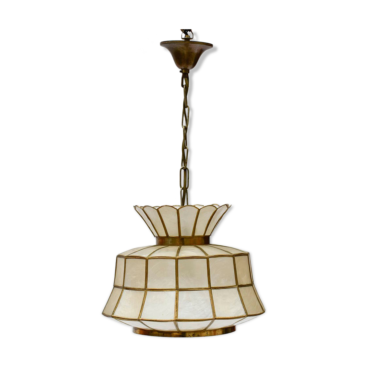 Round ceiling chandelier in mother-of-pearl