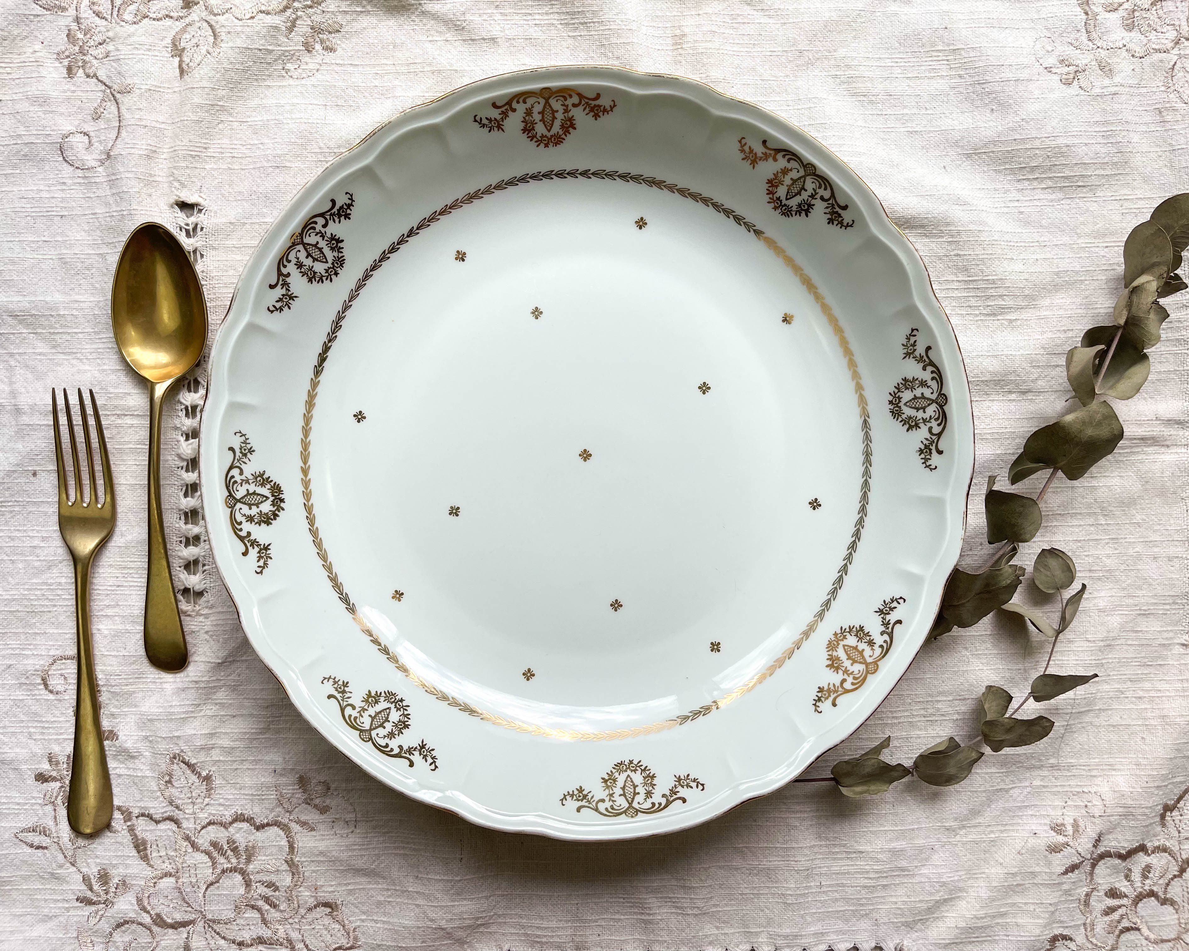 Hollow dish golden white porcelain berry