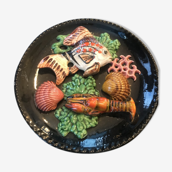 Assiette murale barbotine années 60, coquillages et crustacés