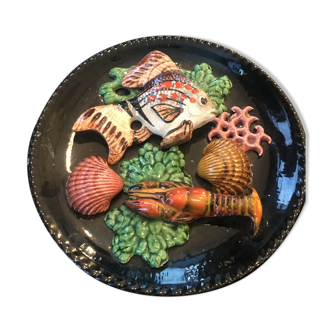 Assiette murale barbotine années 60, coquillages et crustacés