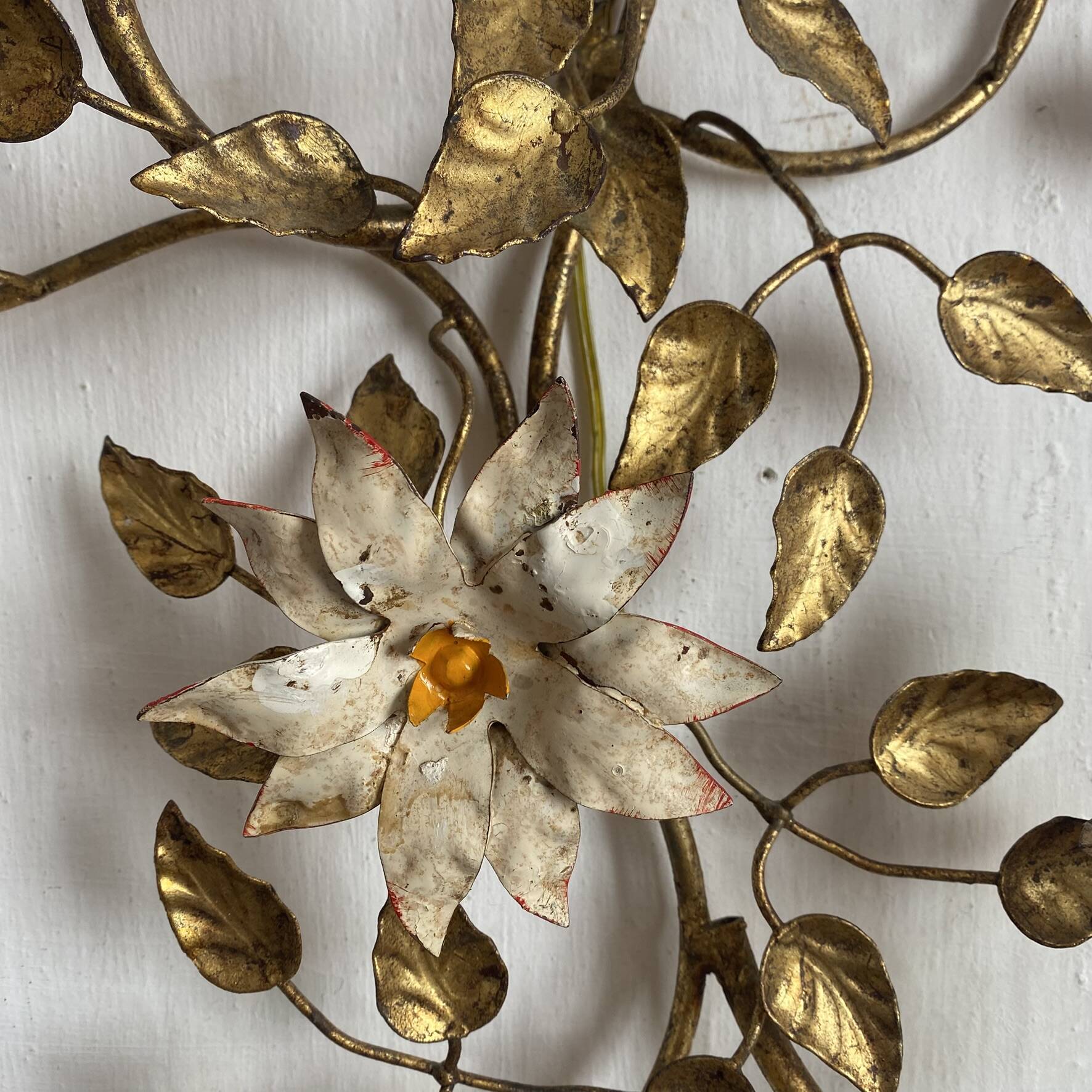Grande applique fleurs et feuillage en métal doré années 50-60