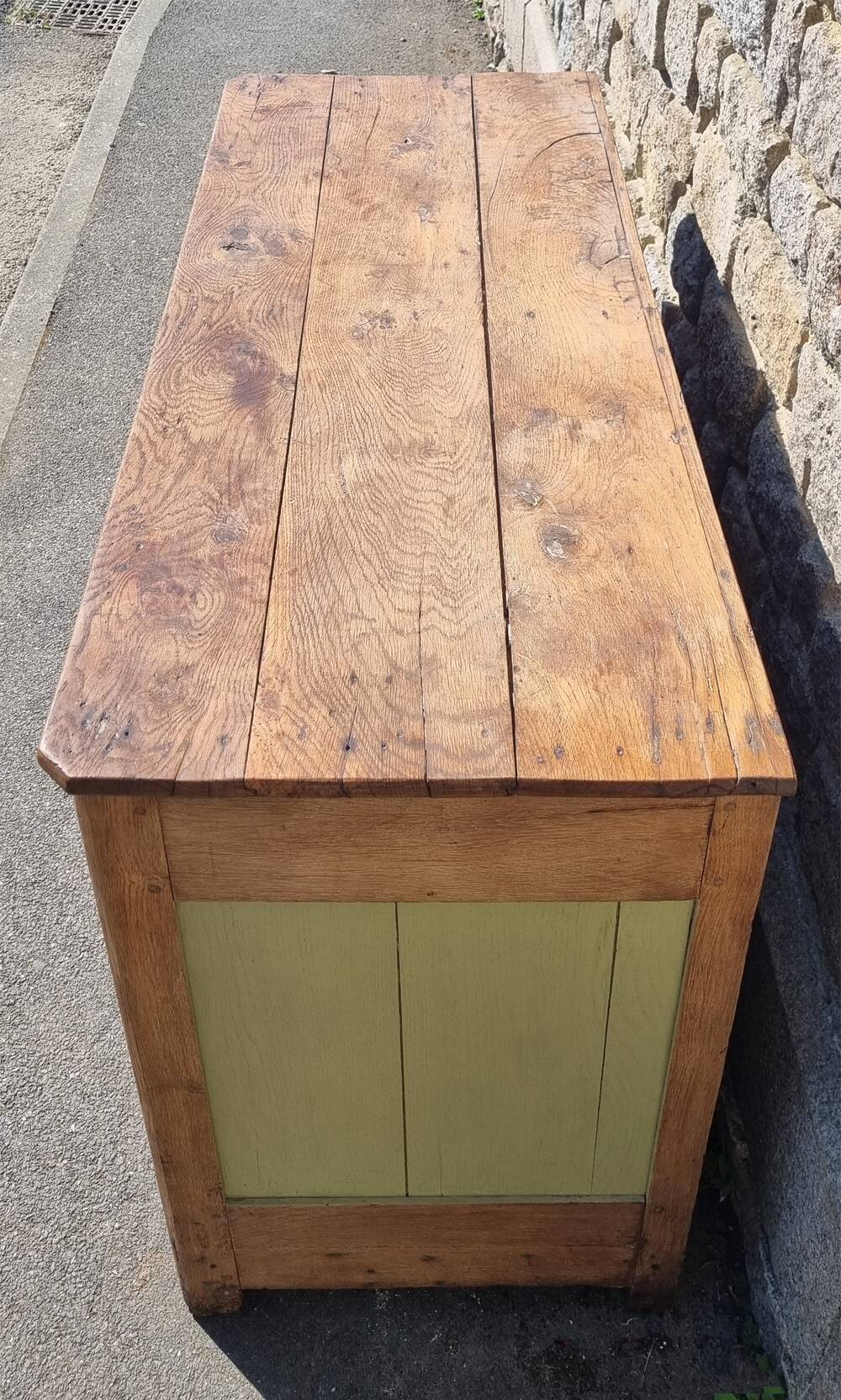 Low country sideboard, solid wood, stylized, late 18th century.