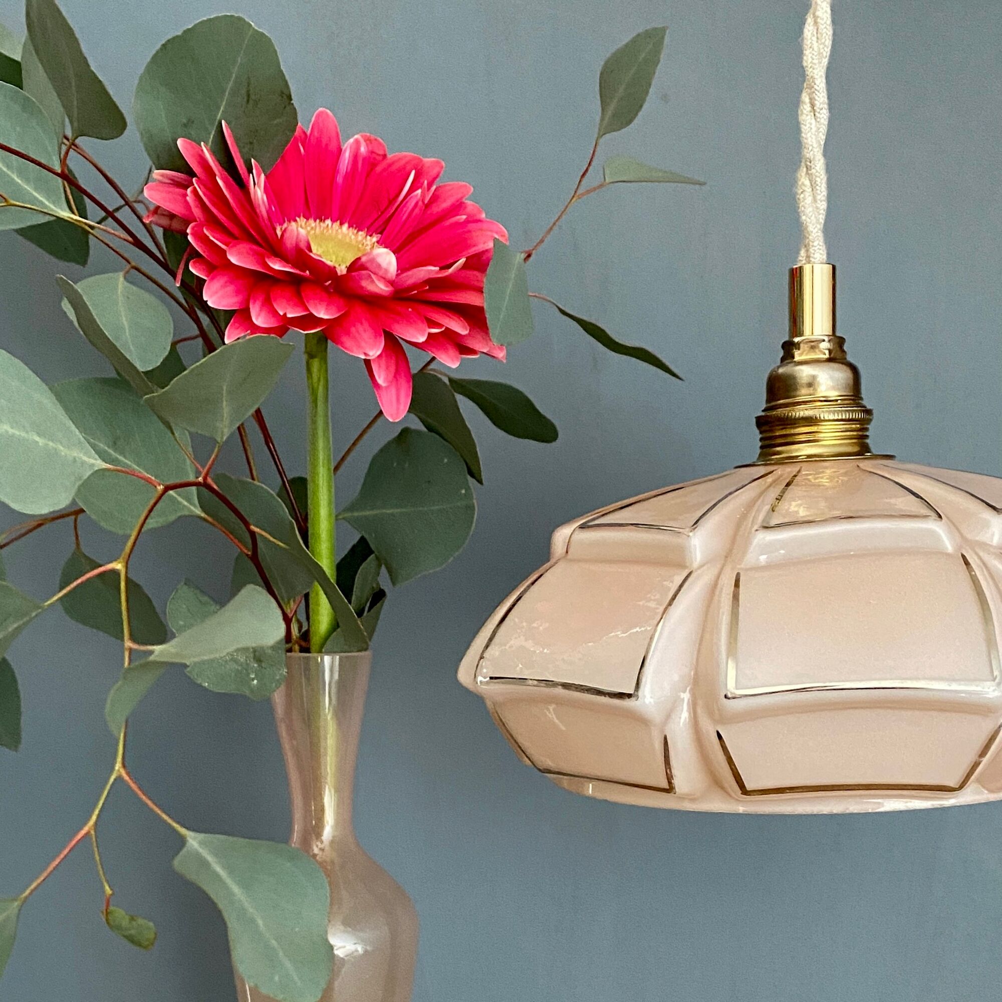 Suspension abat-jour vintage art déco en opaline rose