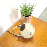 Lampe de table avec base en bois et abat-jour en verre avec des détails bleus vintage