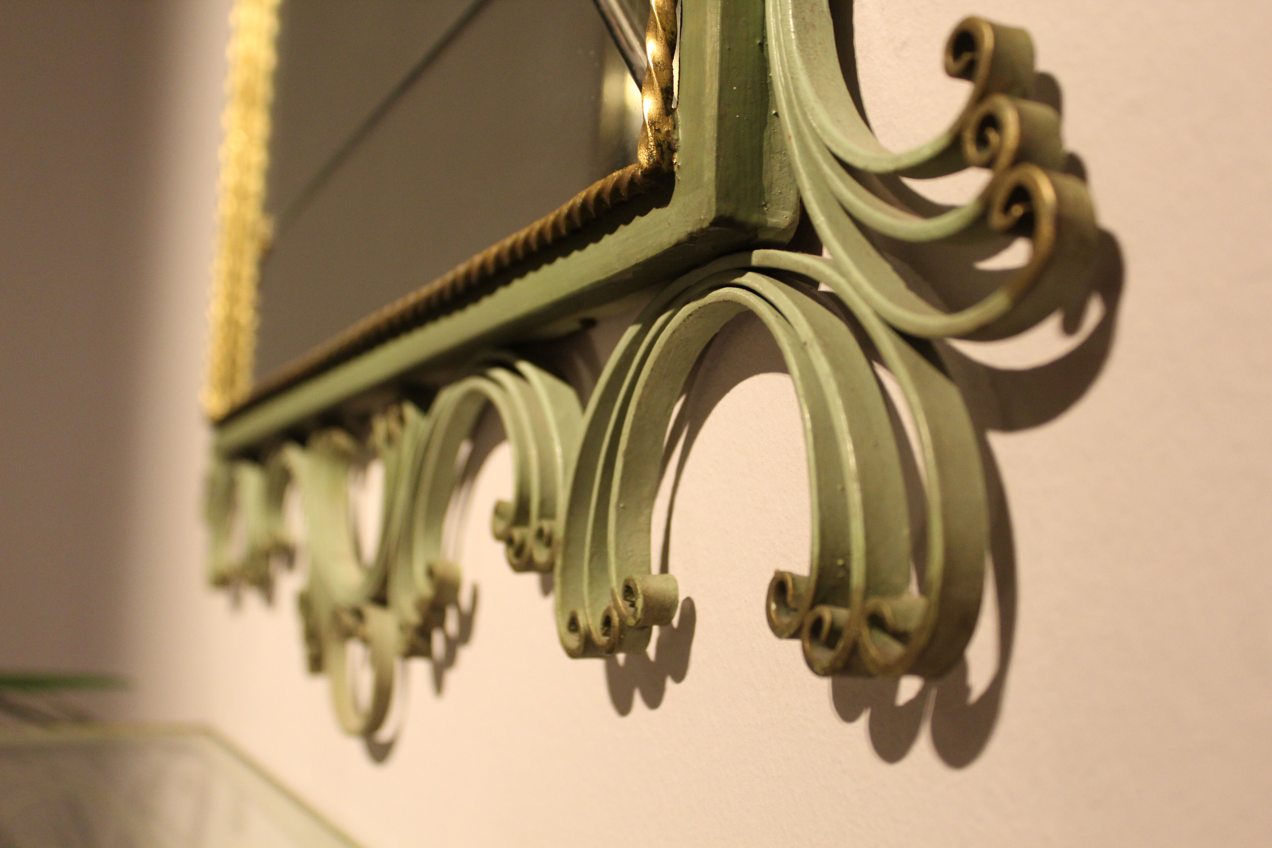 Miroir en plomb avec console en fer forgé laqué en vert pistache et or, Art Déco,