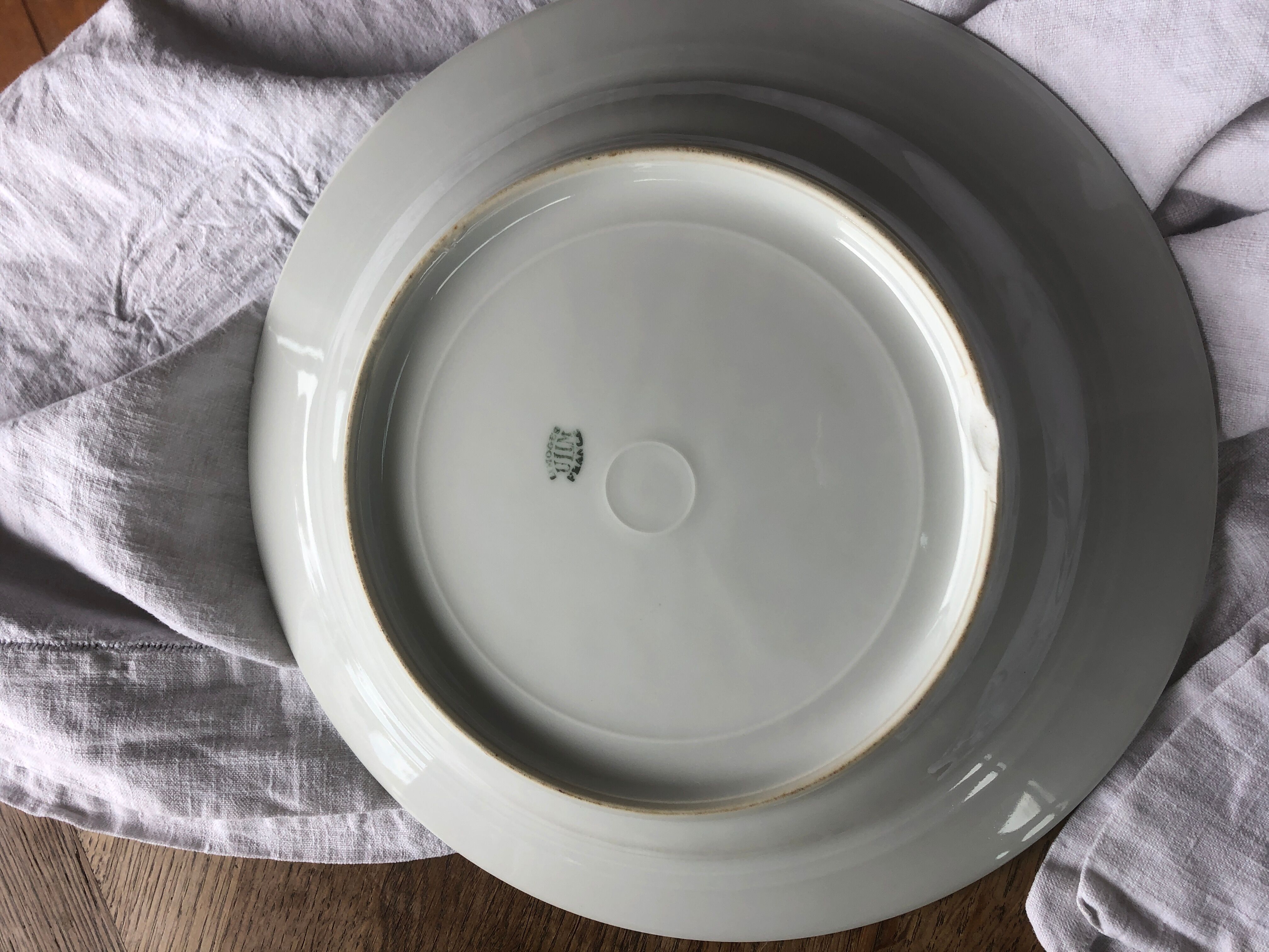 Round dish in Limoges porcelain