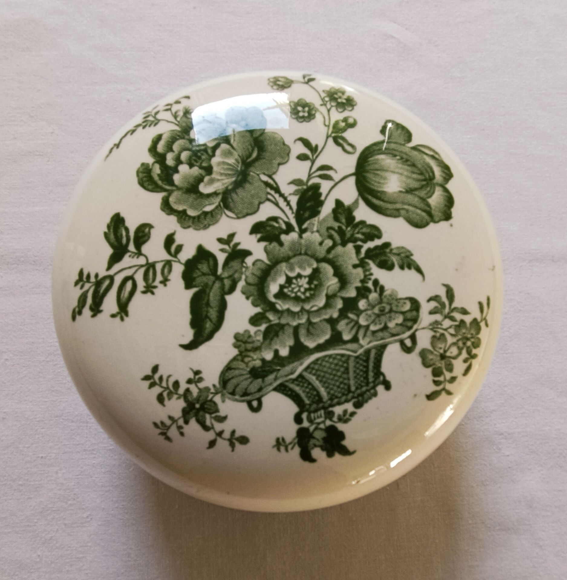 Bonbonnière or vintage jewellery box in Crown Devon earthenware, England.