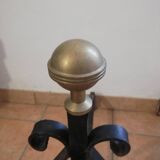 Paire de chenets en fer forgé et boule en laiton.