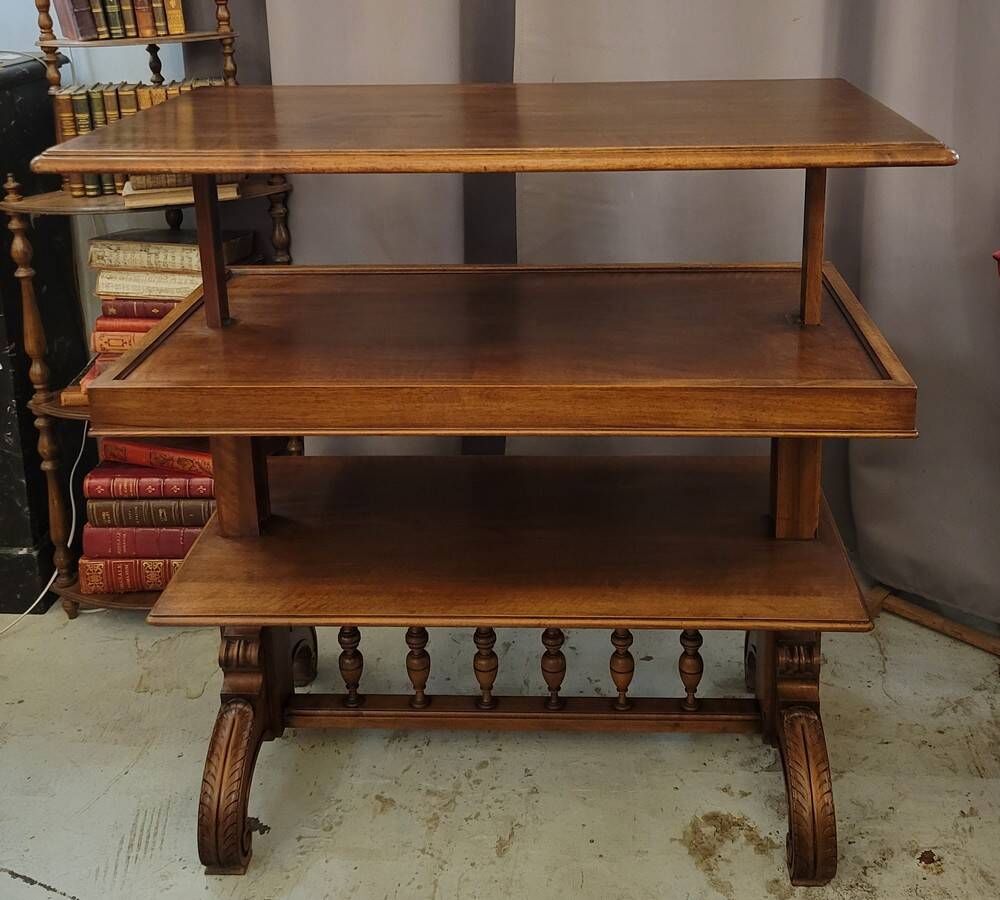 Serving table with mechanism