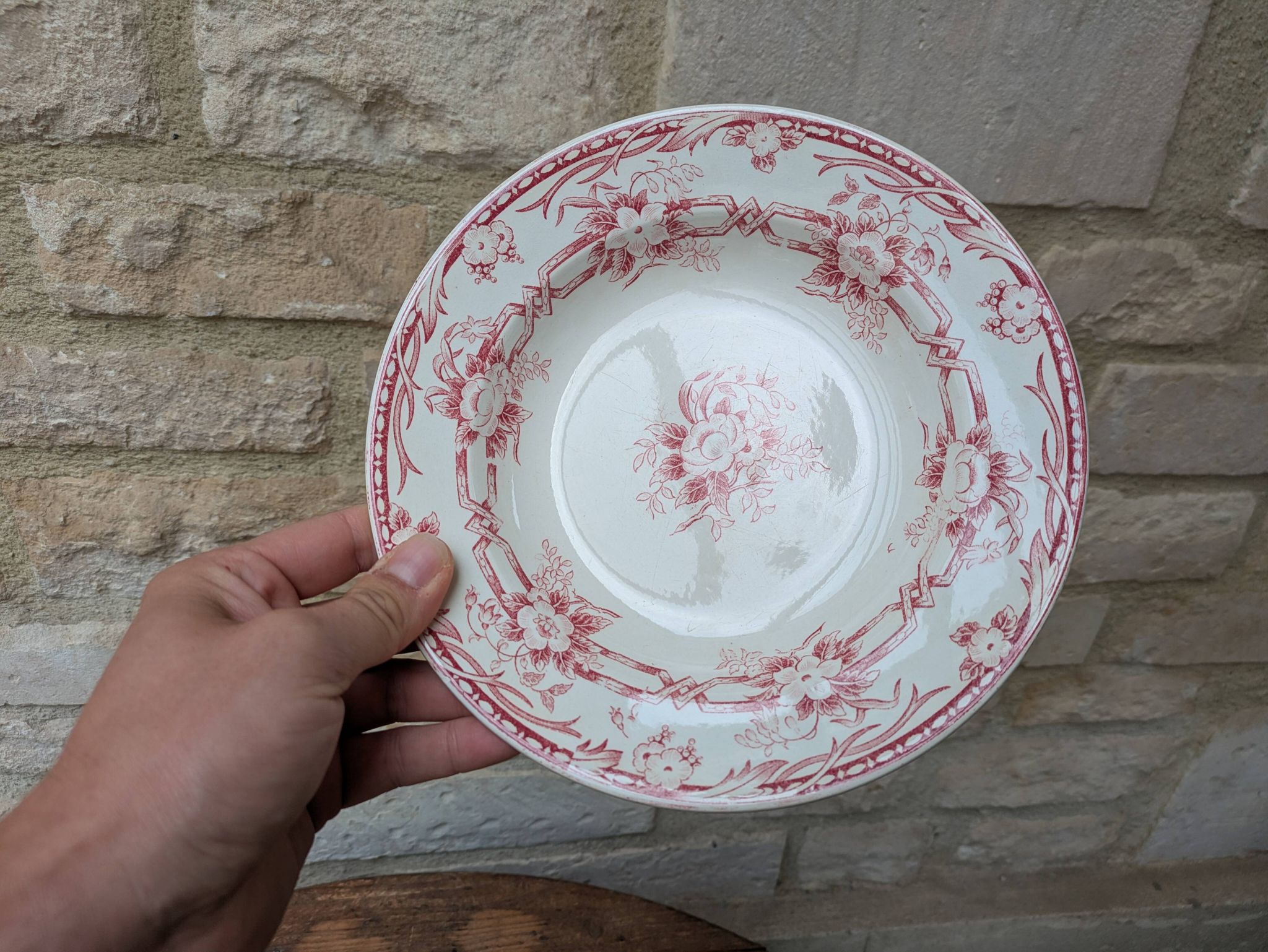 Hollow plate Sarreguemines model Cérès decorated with pink flowers Terre de Fer