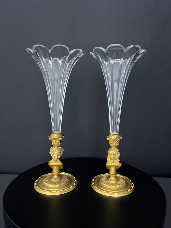 Paire de vases cornets en cristal taillé et bronze doré, de style Empi
