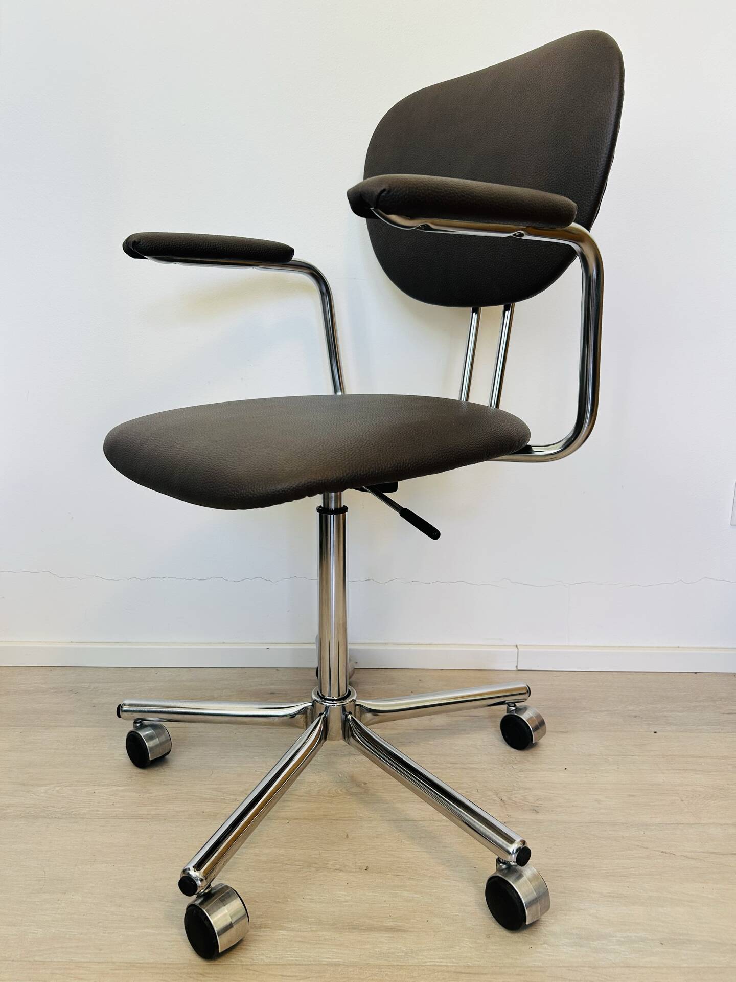 Vintage office chair fully restored by Kovona, 1980s.