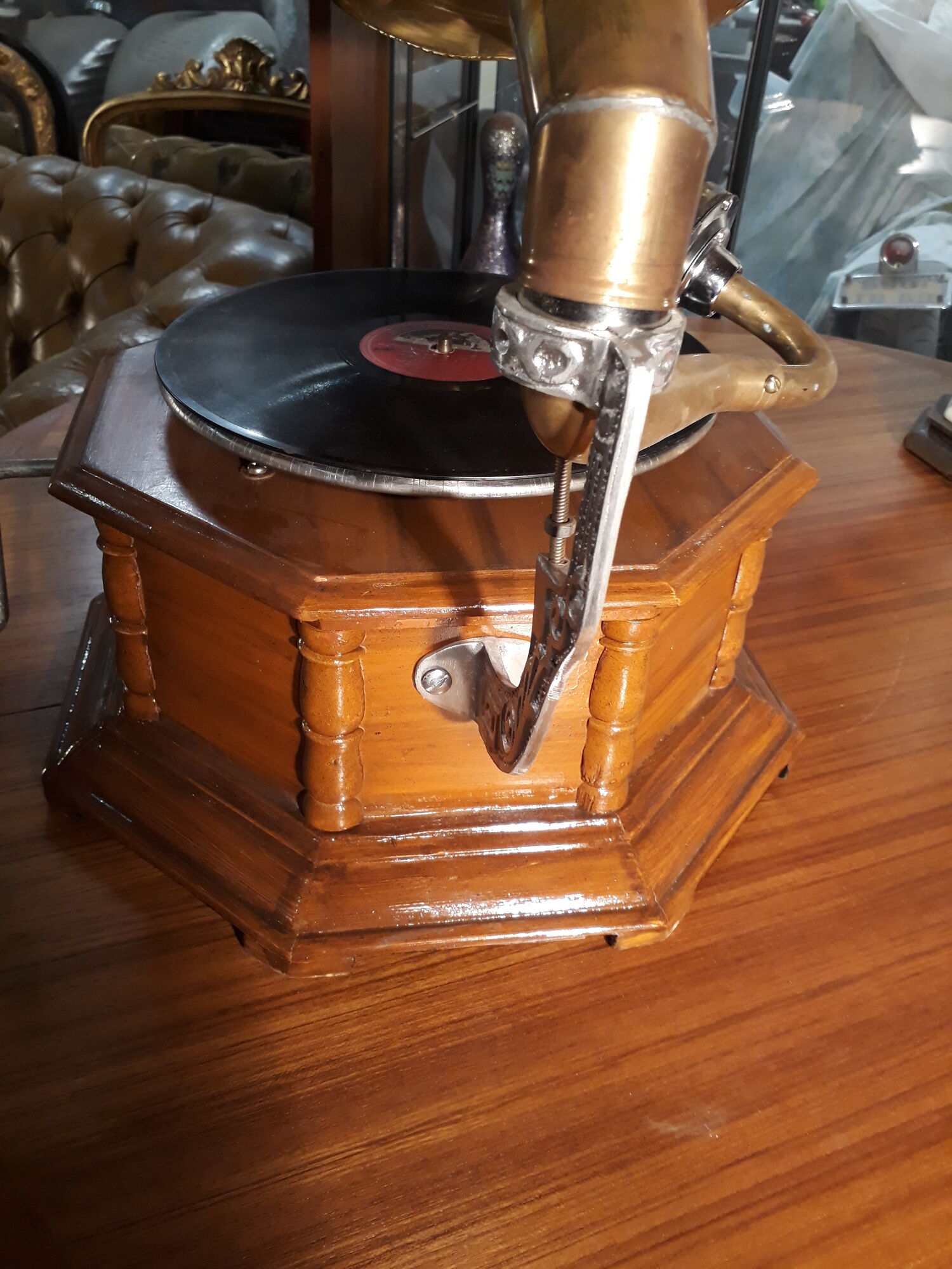 Former gramophone the voice of his master with brass pavilion, , with a disc 78 runs my
