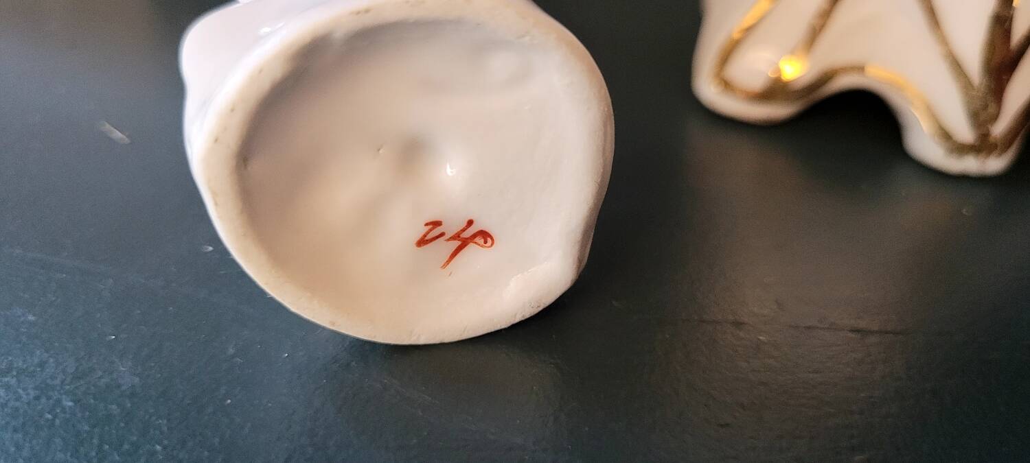 Virgin and Child + small vase. Gilded with fine gold