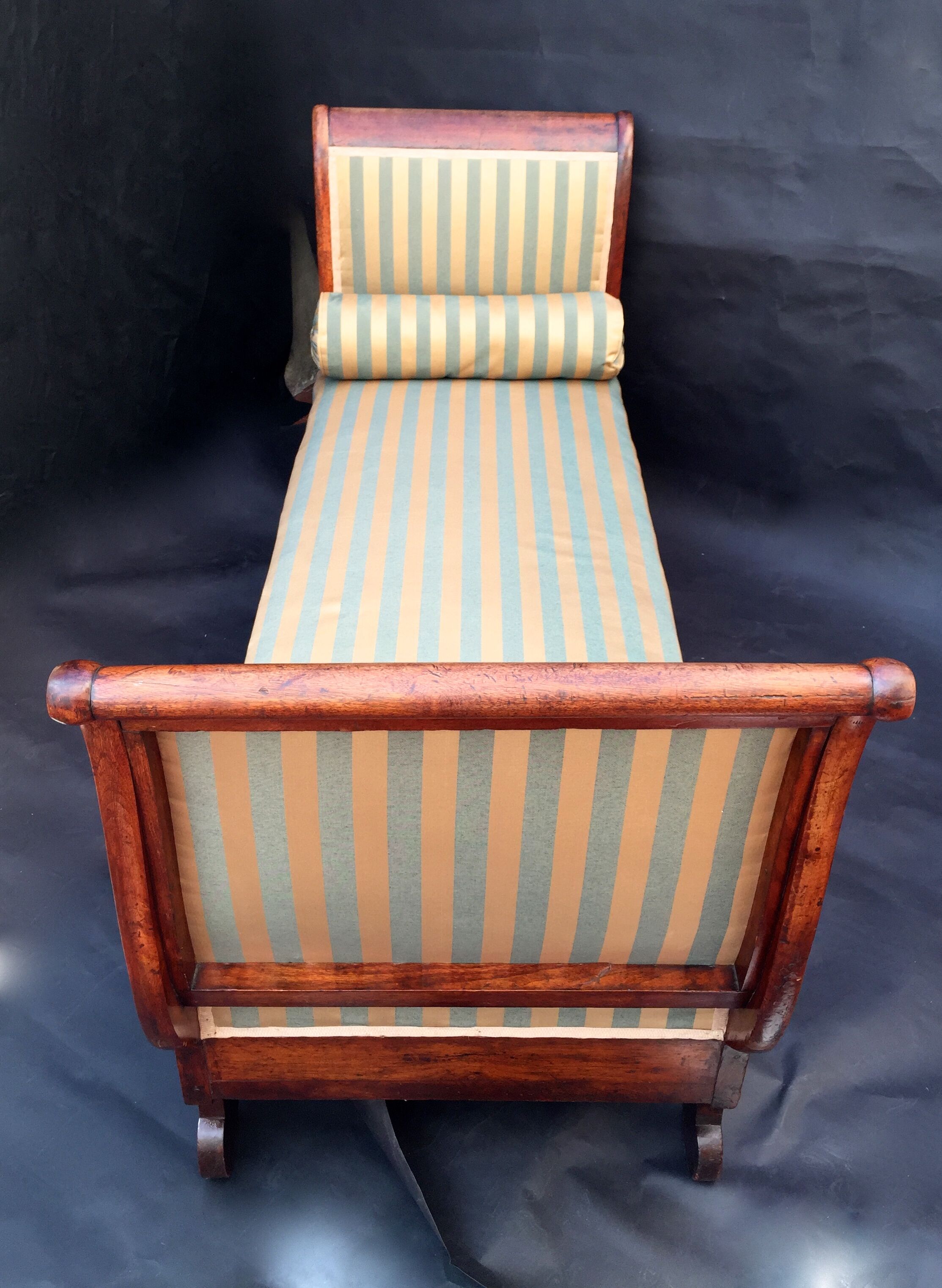 Walnut recamier bench Napoleon III daybed mid-nineteenth century