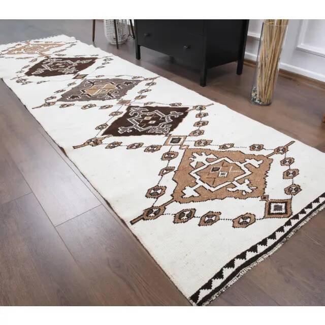 Tapis de couloir turc Oushak vintage fait main en laine et coton blanc