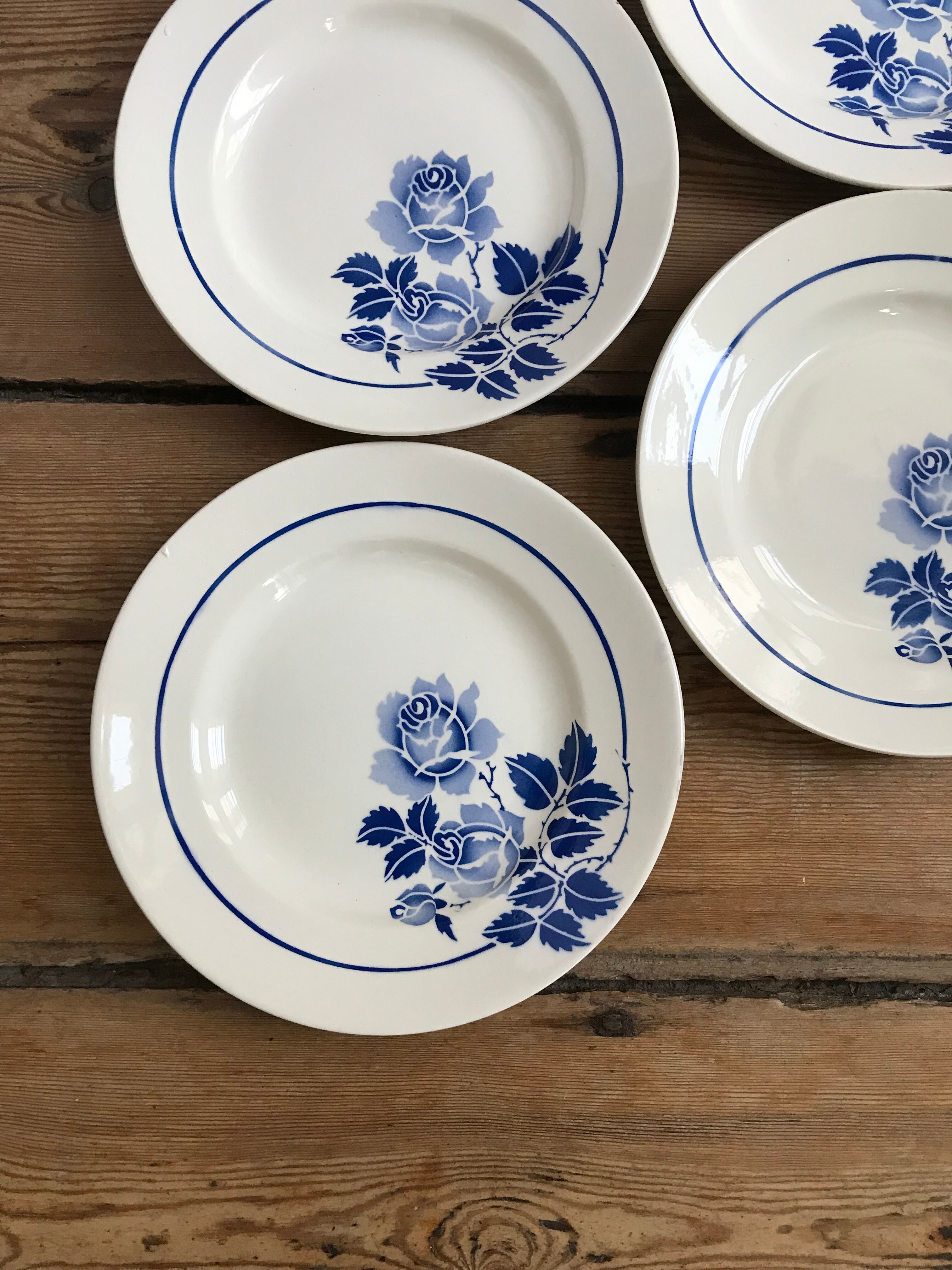 Service of 12 antique flat plates