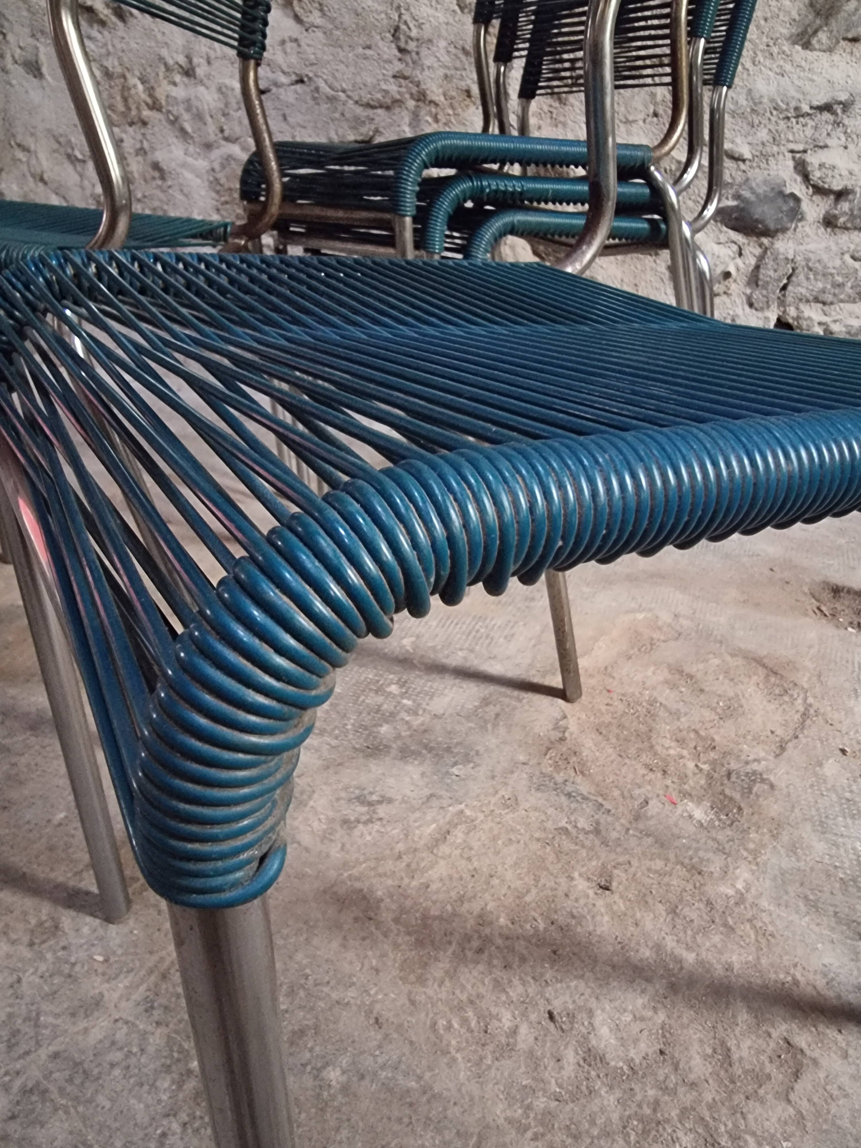 Ensemble de 6 chaises spaghetti françaises avec tabouret assorti – chaises bistrot à cadre chromé – sièges de café vintage empilables – milieu à fin du 20e siècle