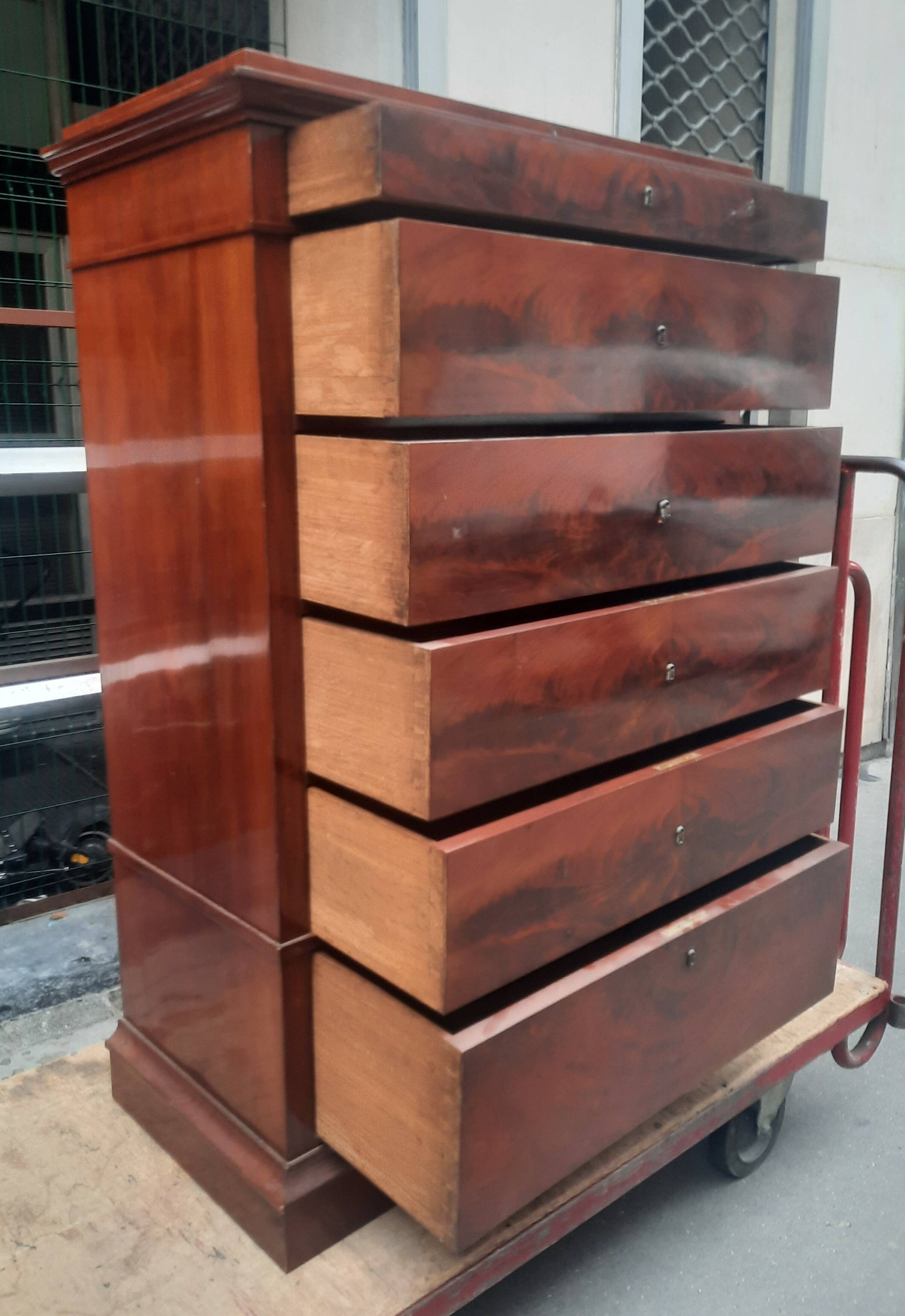 Flamed mahogany chest of drawers with 6 drawers