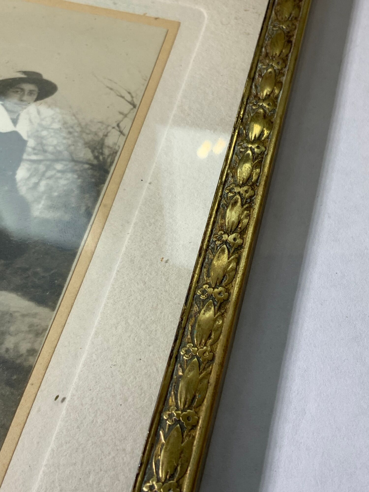 Old photo frame in golden brass floral decoration and small knot 18th With glass