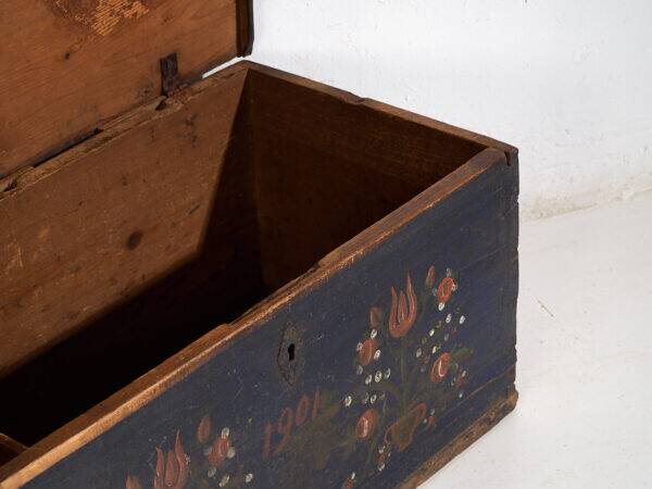 Antique trunk with floral motifs (Year 1901)