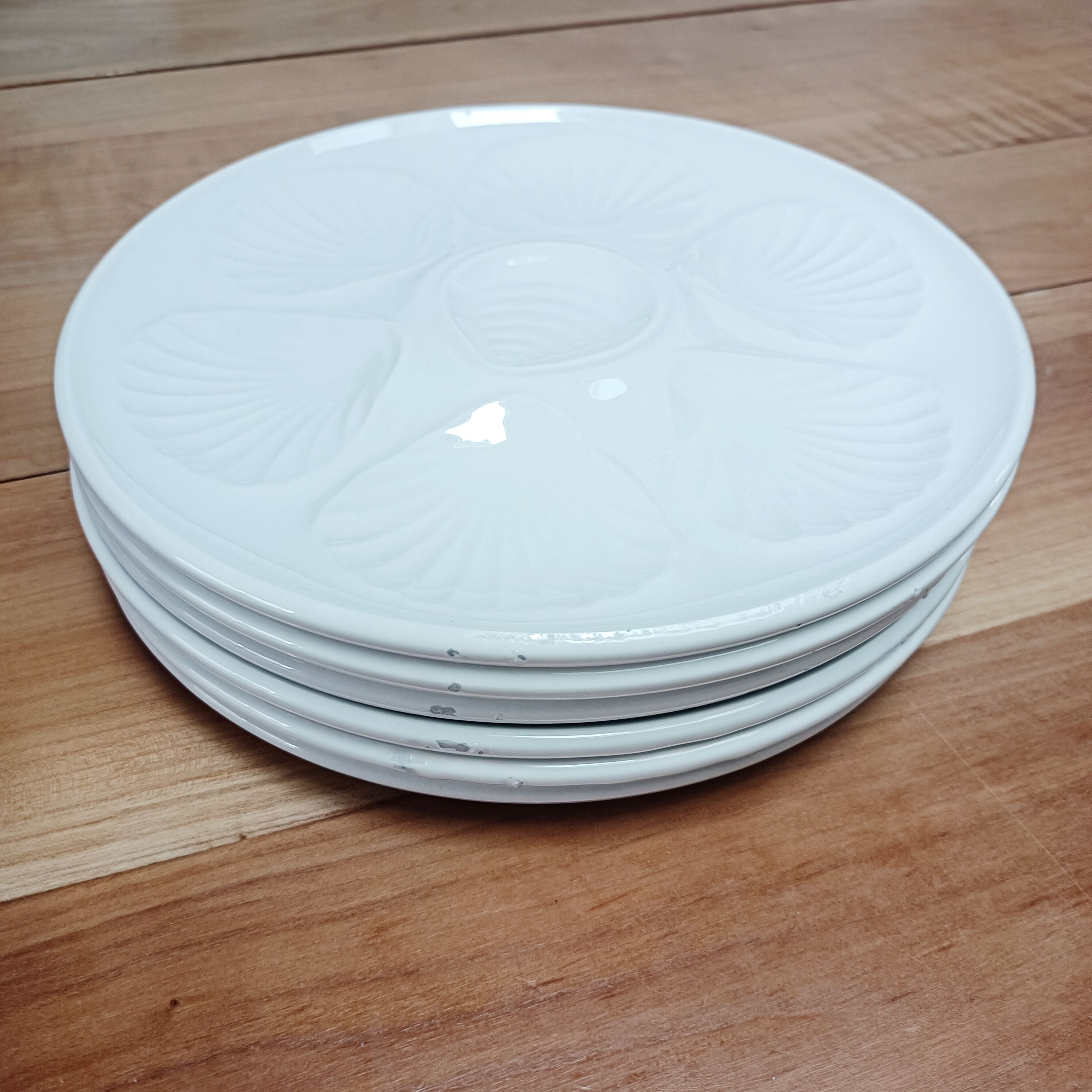 Set of 6 white oyster plates