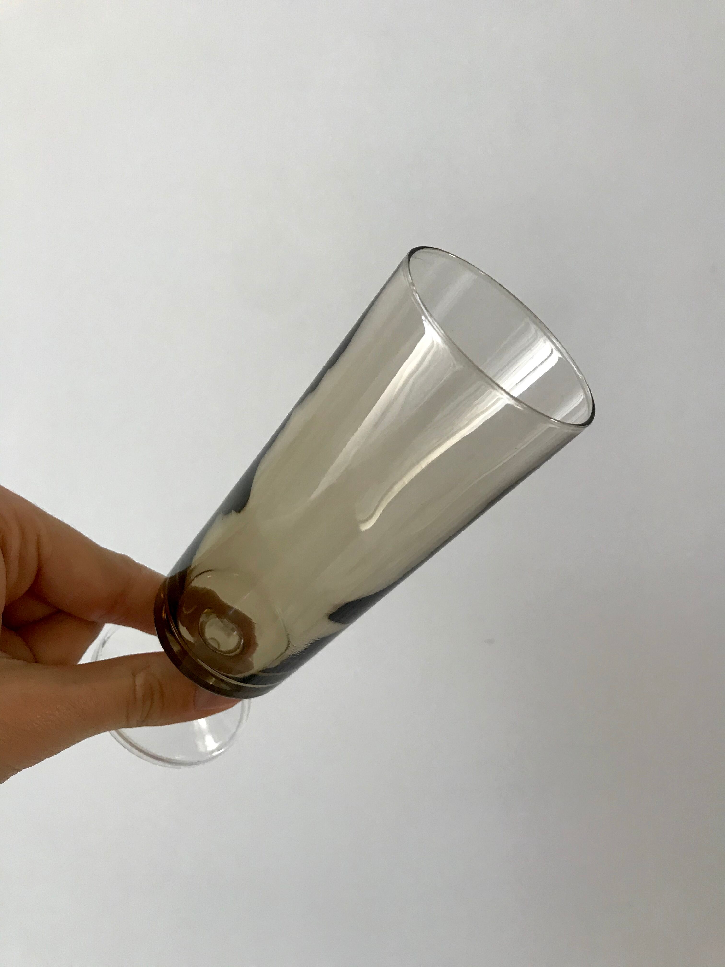 Set of 4 champagne flutes in smoked glass 70s