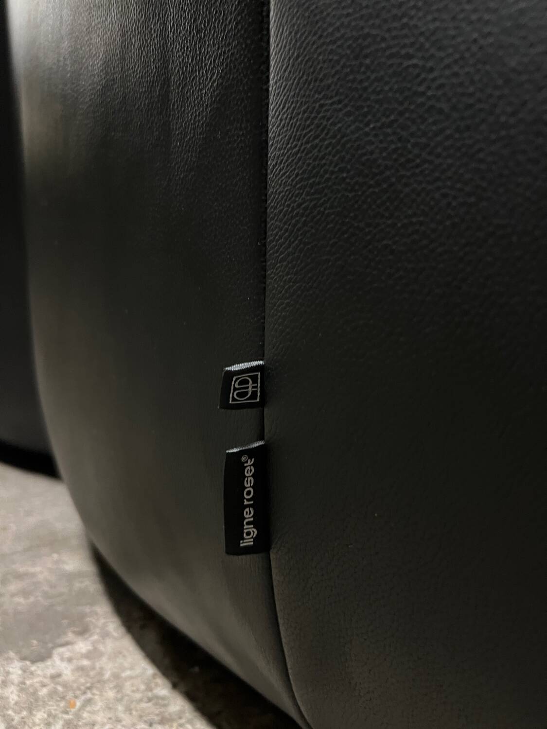 Pumpkin 2-seater sofa in black leather – Pierre Paulin for Ligne Roset,