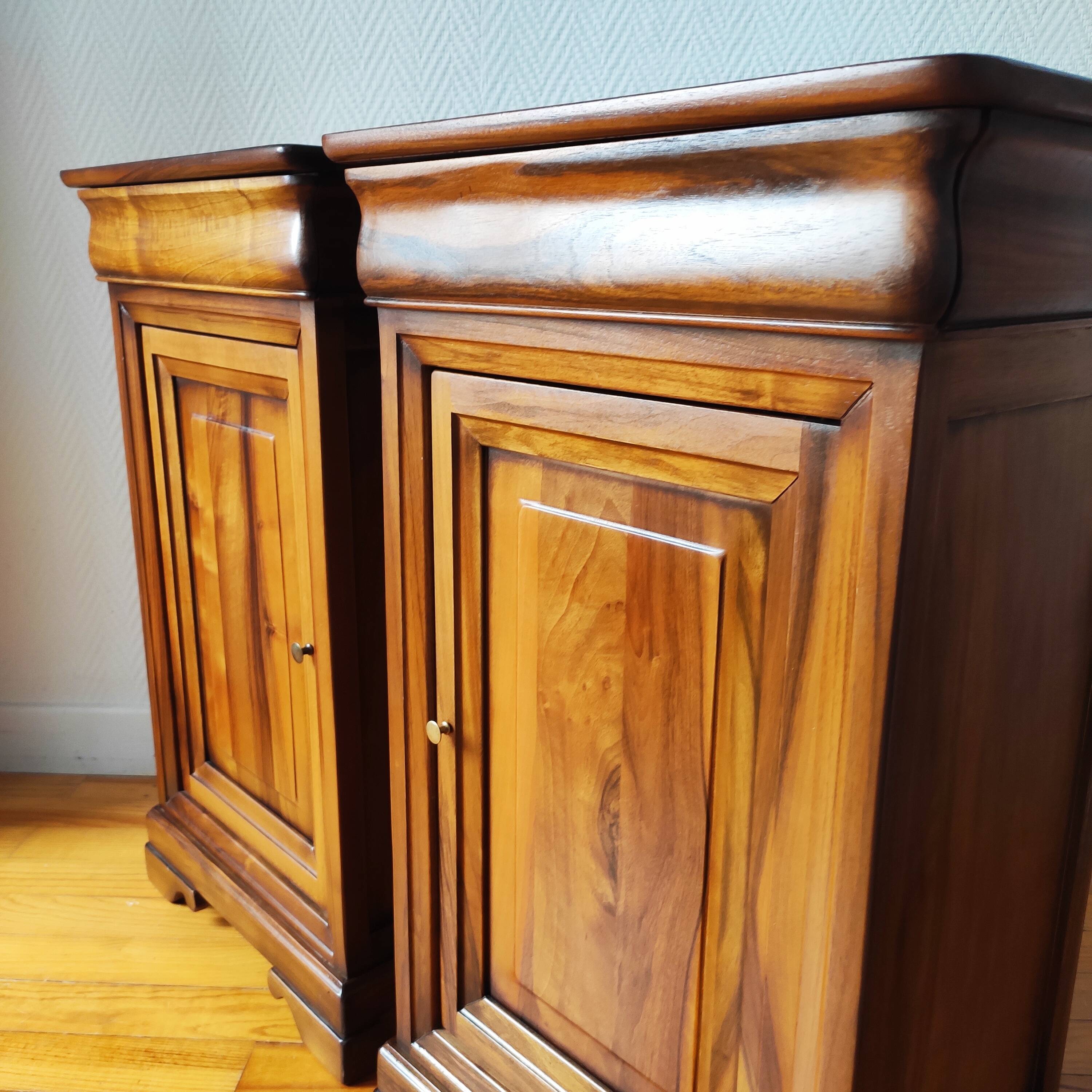 Paire de tables de nuit — style classique, inspiration Louis-Philippe
