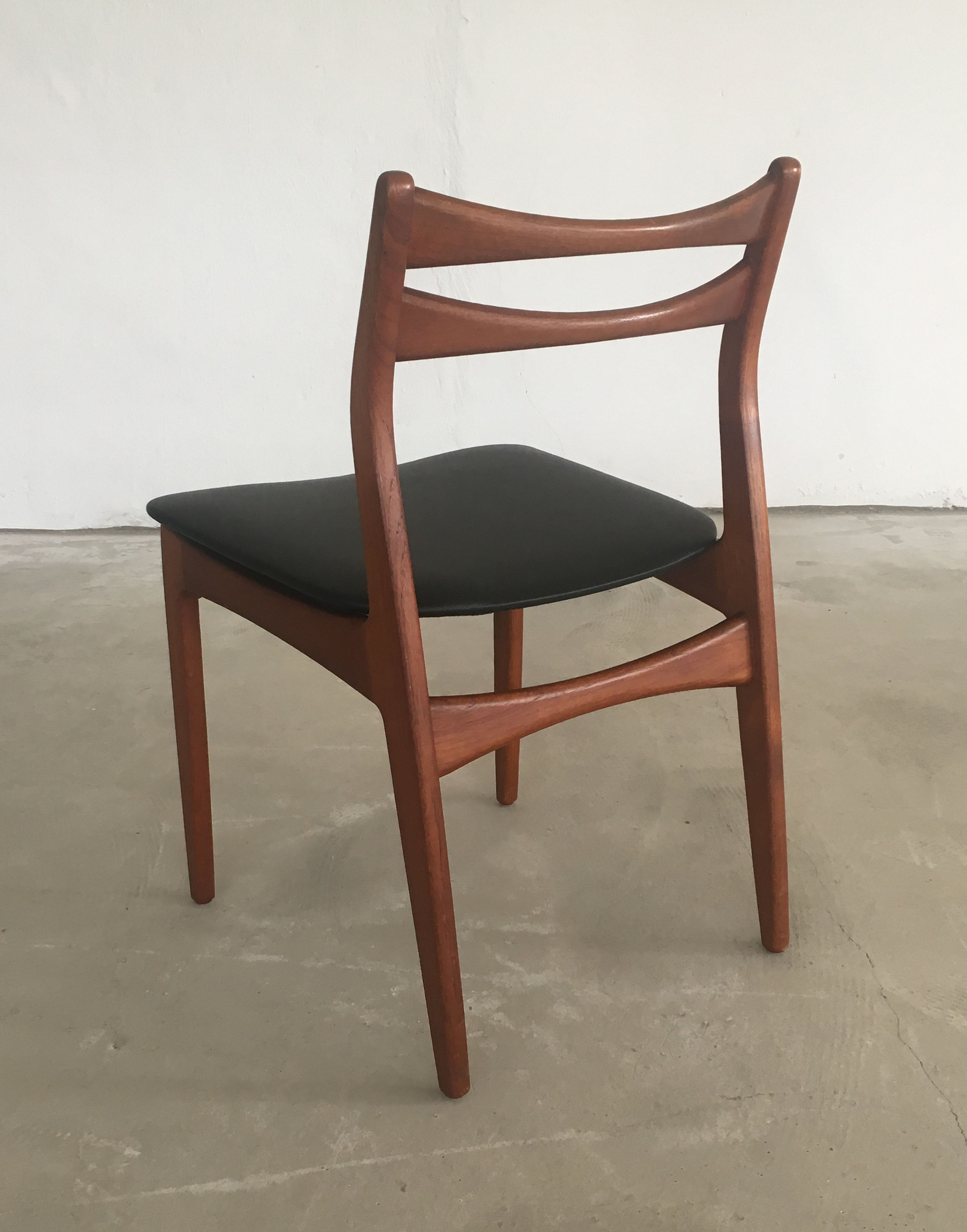 Quatre chaises danoises à manger en teck rembourrées en faux cuir noir Années 1960