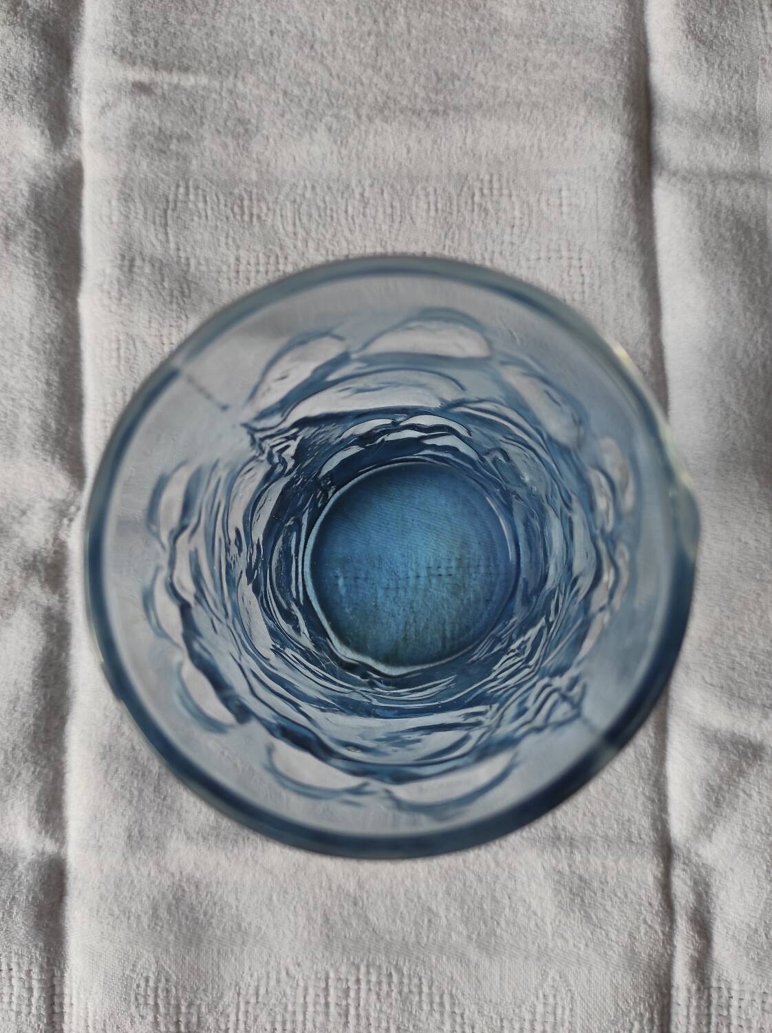 Verre bleu avec décor en relief de fruits