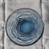 Verre bleu avec décor en relief de fruits