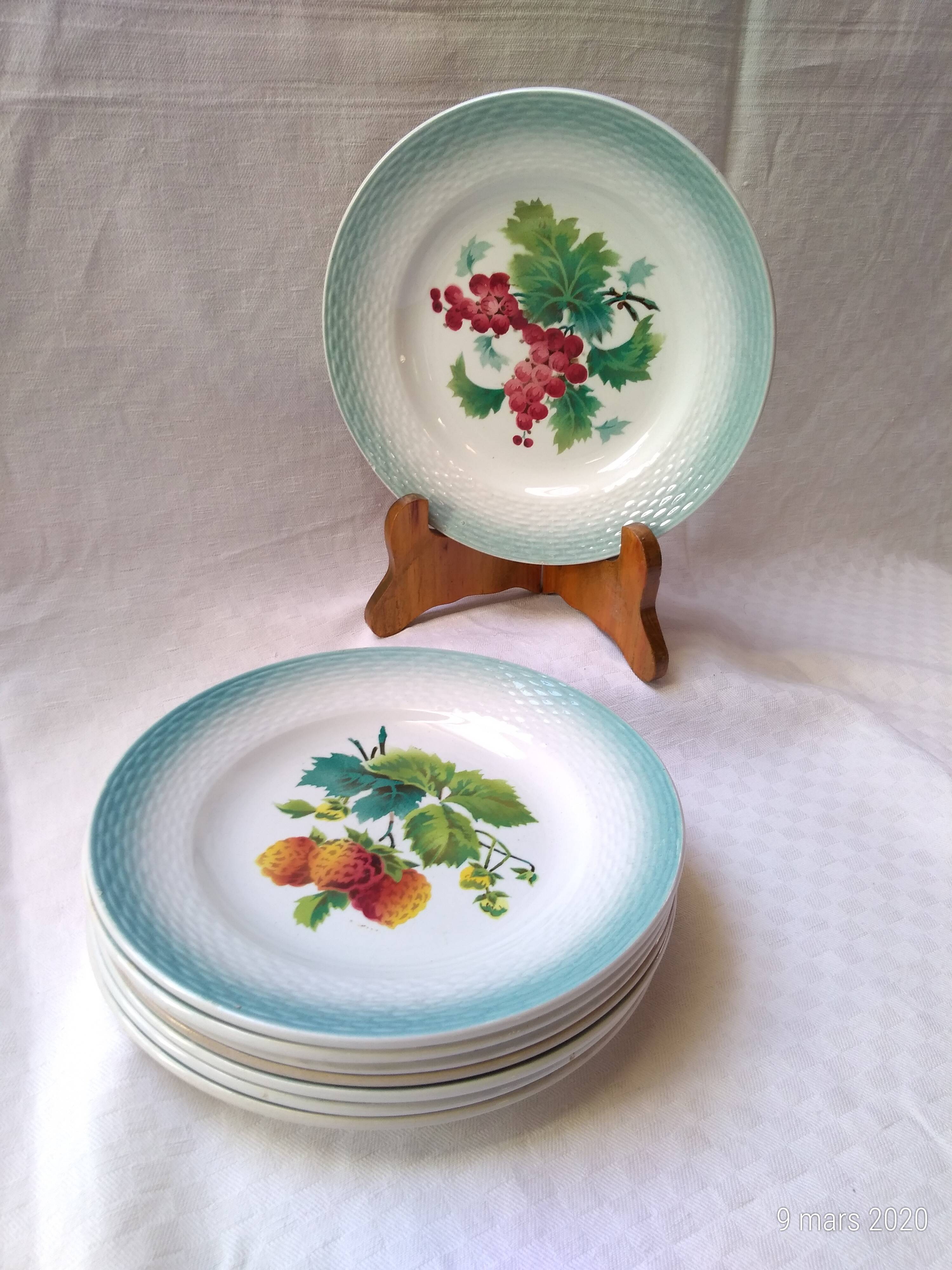 8 assiettes barbotine 2 décors, groseilles, framboises