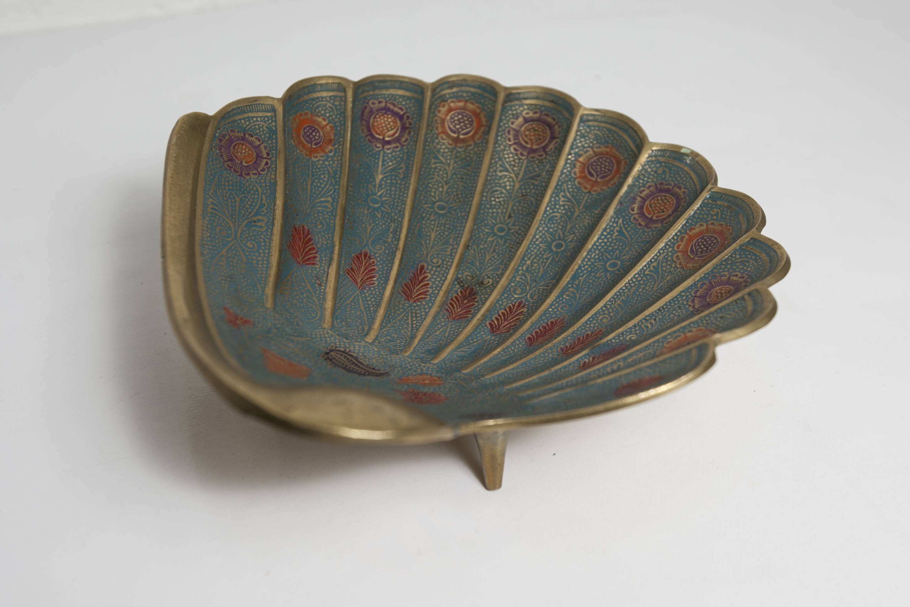 Shell cup in enameled brass