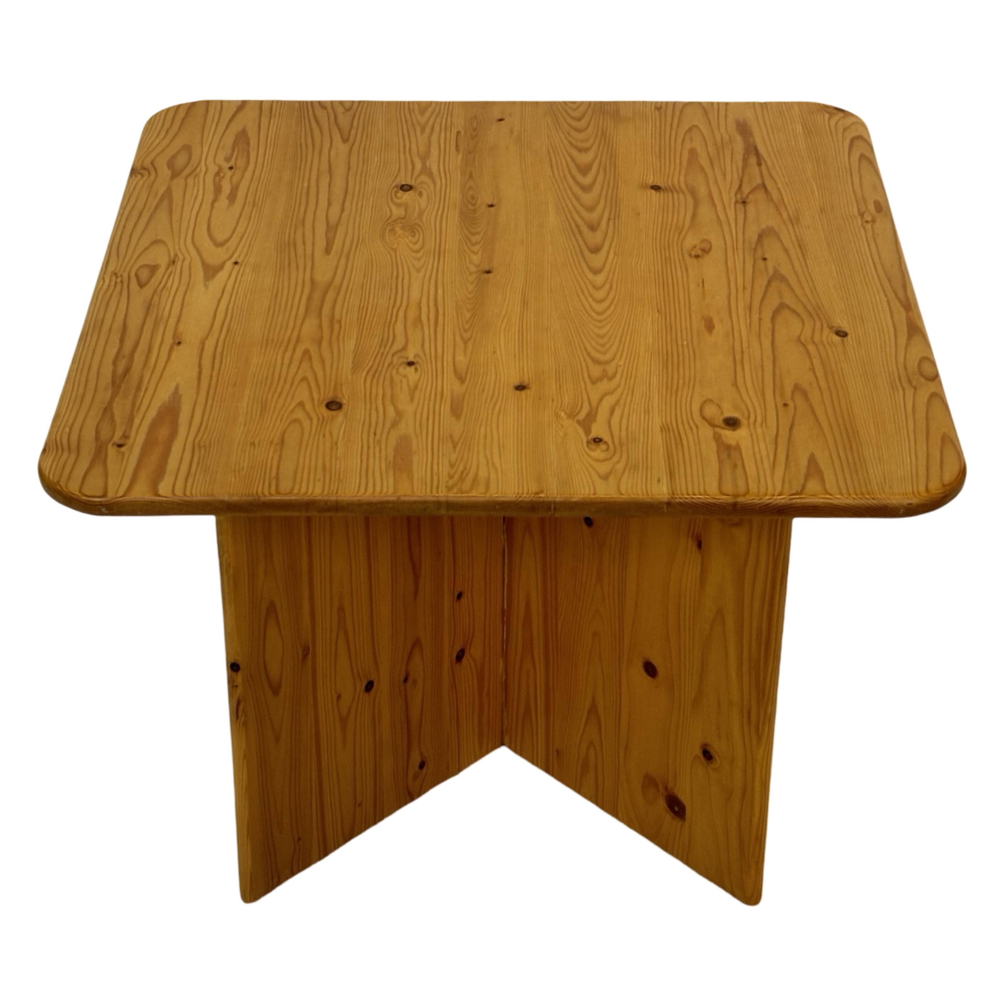 Table basse / table d'appoint vintage en pin au design organique minimaliste
