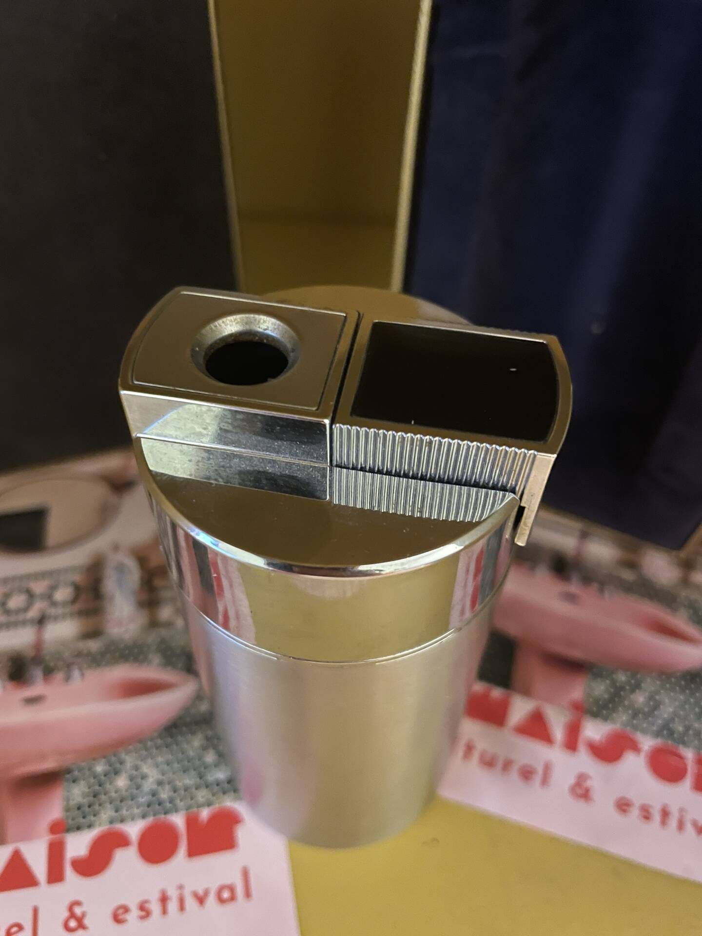 Unitoron table lighter