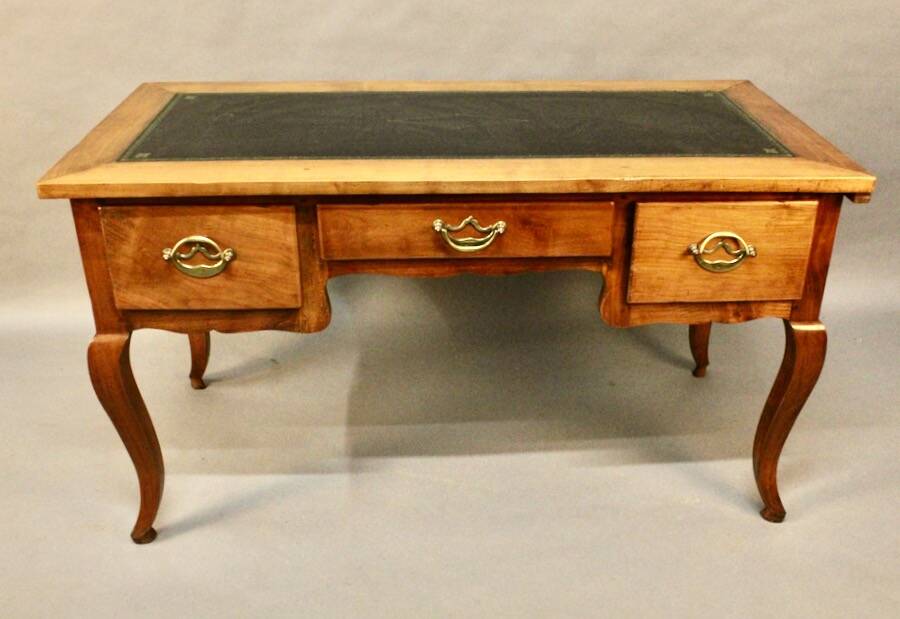 Bureau plat en merisier et son fauteuil