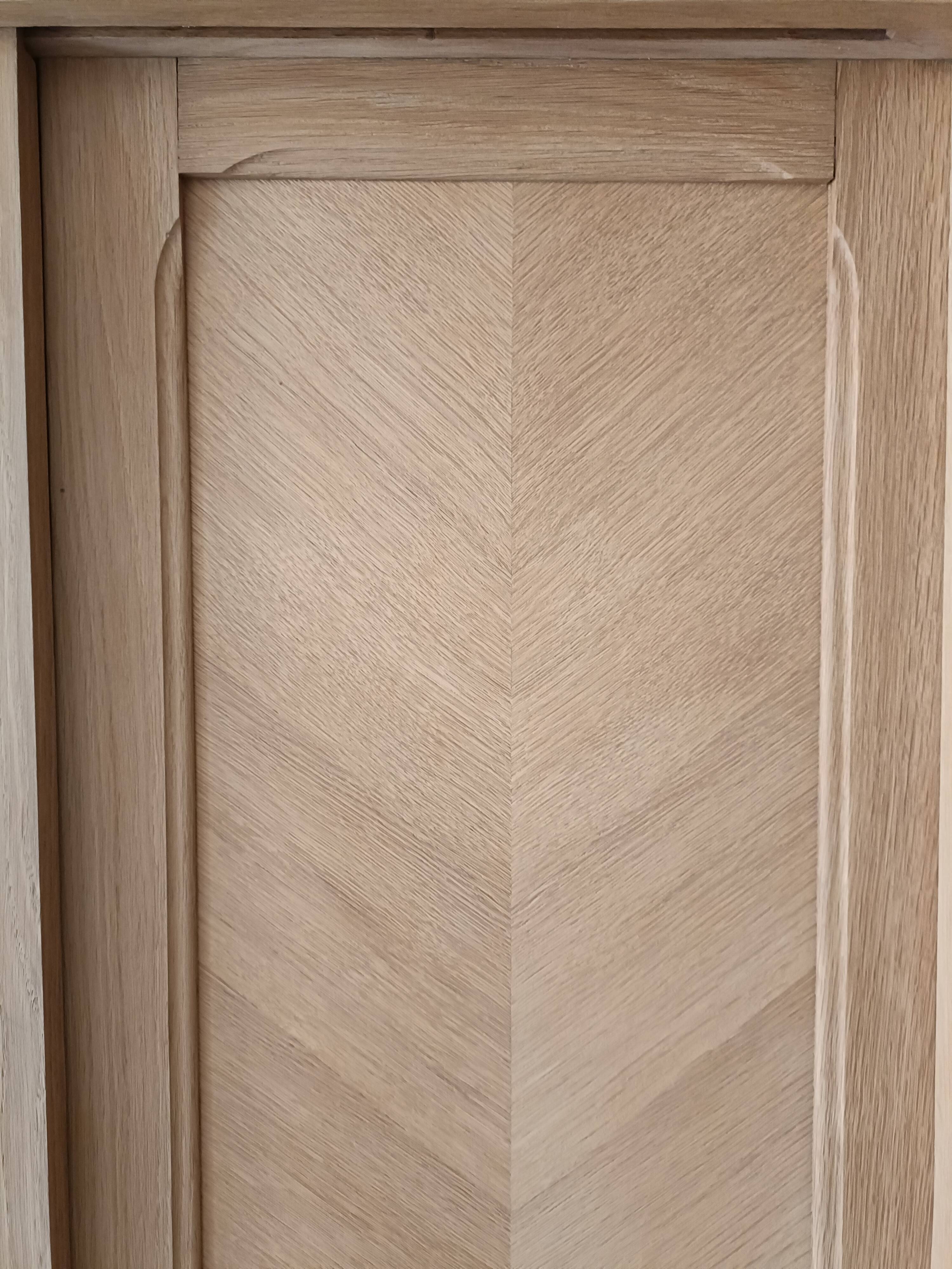 Wardrobe/sliding doors and tapered legs