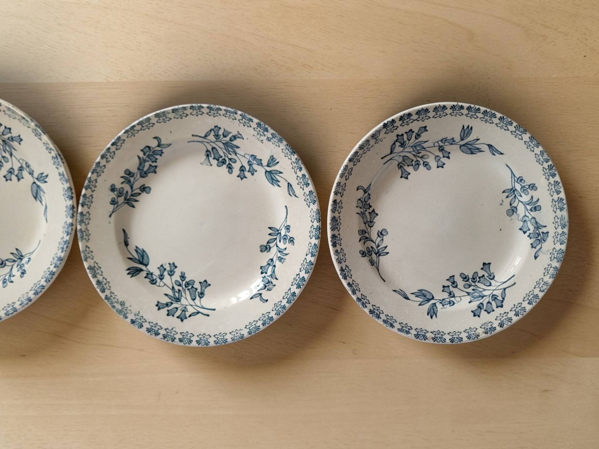 6 assiettes en faïence, Grigny — modèle " Muguet "