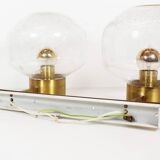 Appliquz mural en laiton vintage et en verre soufflé à la bouche.